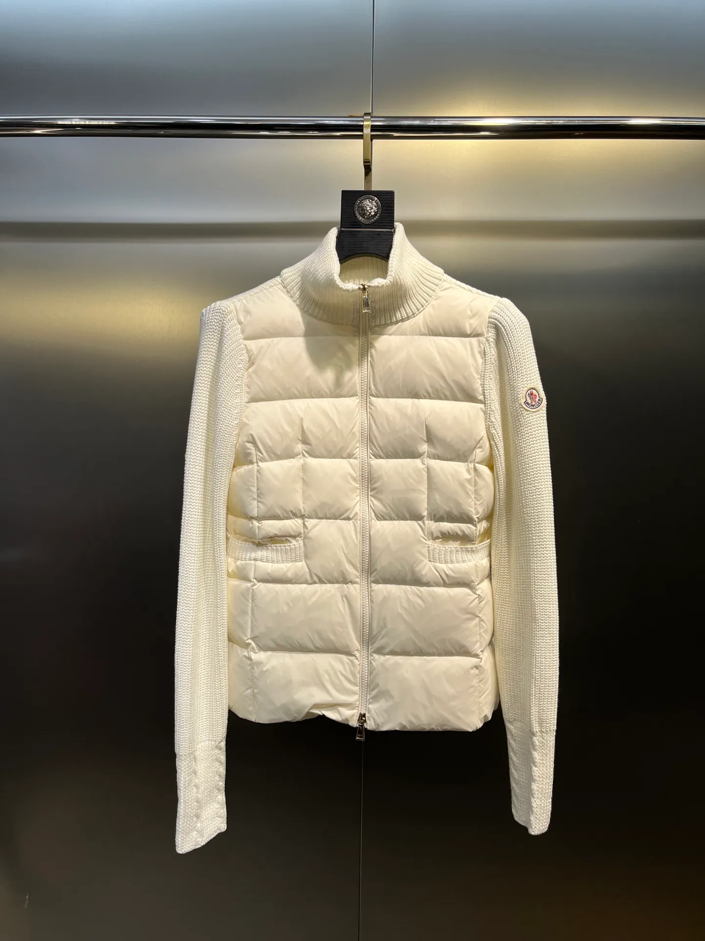 P640 moncler 🌟 25 new autumn and winter style Wool down jacket with lapel stitching Knitted rib lapel design at the neck Short version of the upper body is cool and neat Super sense of proportion National standard 90 white goose down filled body Hem Knitted thread windproof cuffs Shoulder logo patch dots Full of down filling The upper body is not bloated Light and warm Minimalist and elegant without being picky Easy to match when going out size: s-xl