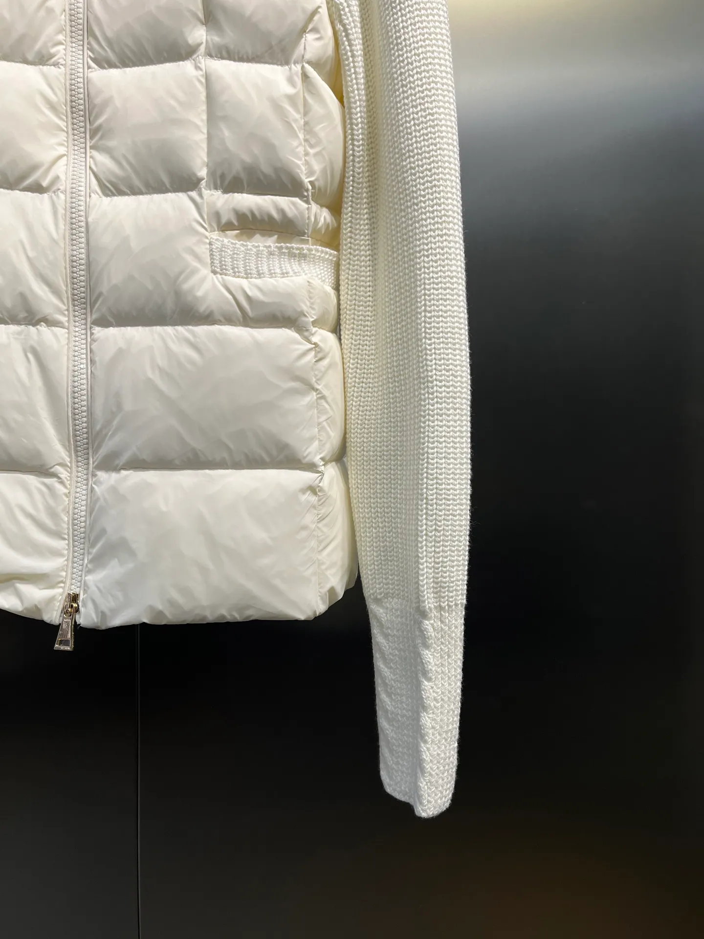 P640 moncler 🌟 25 new autumn and winter style Wool down jacket with lapel stitching Knitted rib lapel design at the neck Short version of the upper body is cool and neat Super sense of proportion National standard 90 white goose down filled body Hem Knitted thread windproof cuffs Shoulder logo patch dots Full of down filling The upper body is not bloated Light and warm Minimalist and elegant without being picky Easy to match when going out size: s-xl