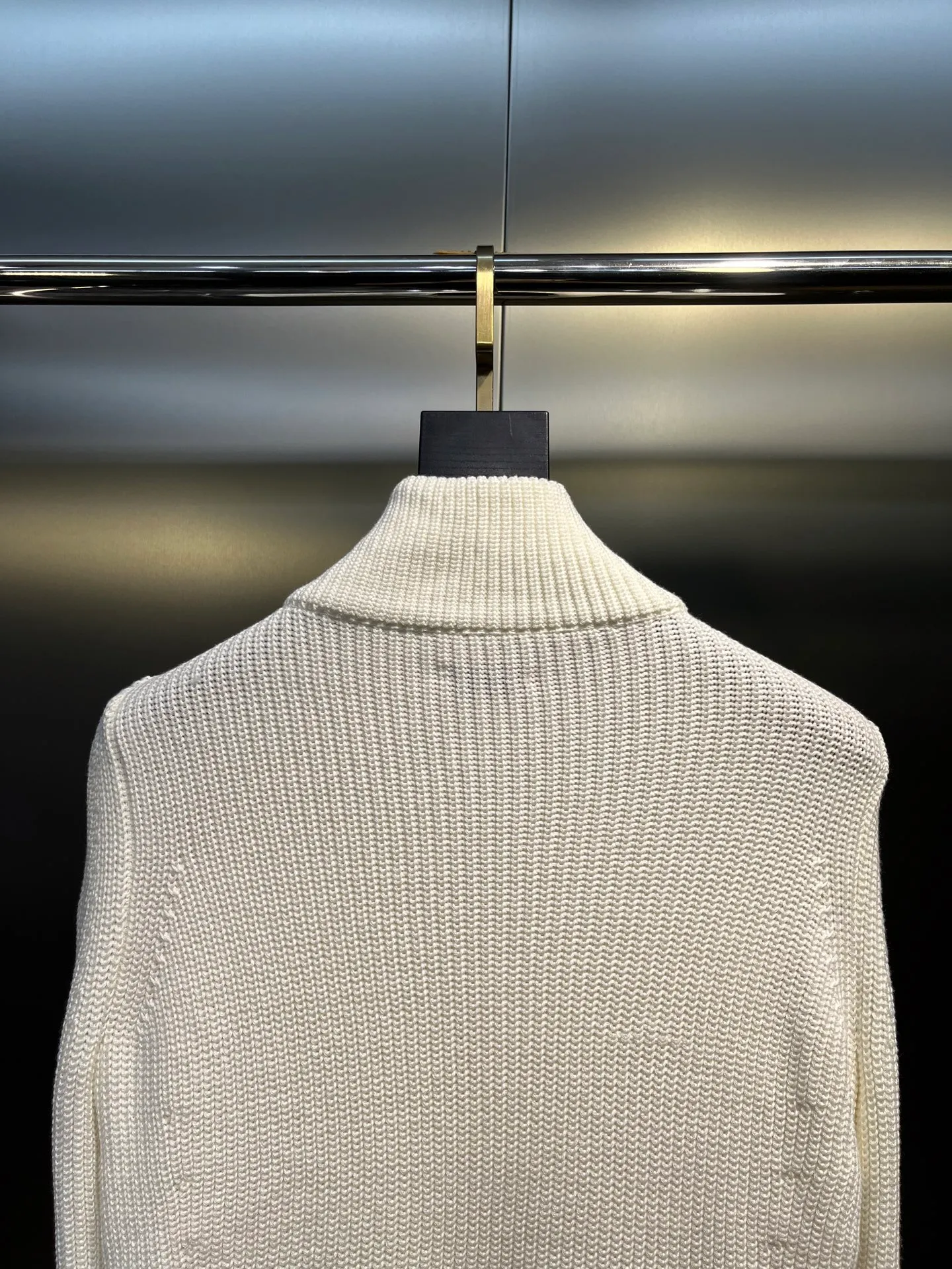 P640 moncler 🌟 25 new autumn and winter style Wool down jacket with lapel stitching Knitted rib lapel design at the neck Short version of the upper body is cool and neat Super sense of proportion National standard 90 white goose down filled body Hem Knitted thread windproof cuffs Shoulder logo patch dots Full of down filling The upper body is not bloated Light and warm Minimalist and elegant without being picky Easy to match when going out size: s-xl