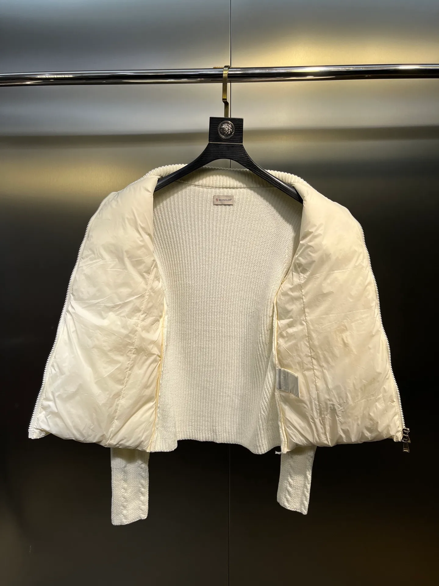 P640 moncler 🌟 25 new autumn and winter style Wool down jacket with lapel stitching Knitted rib lapel design at the neck Short version of the upper body is cool and neat Super sense of proportion National standard 90 white goose down filled body Hem Knitted thread windproof cuffs Shoulder logo patch dots Full of down filling The upper body is not bloated Light and warm Minimalist and elegant without being picky Easy to match when going out size: s-xl