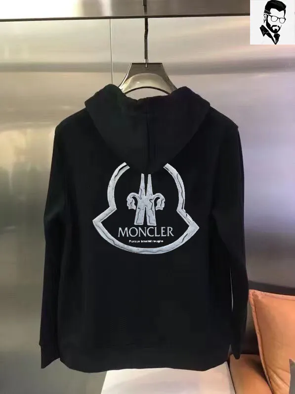 P400 [MONCLER] (Gospel for Fatty) hot-selling suit is coming. Focus on the original version of the official website. 2025 new hot-selling cardigan and sweatshirt suit. The original order is the best product🇭🇰. It is the meticulous work of top designers. It has a fitting and perfect upper body effect. All-natural high-quality Roman cotton 100%, close-fitting comfort, noble and elegant! Original hardware embodies elegance and nobility! Counter size: M-5XL (maximum wear up to 220 pounds)