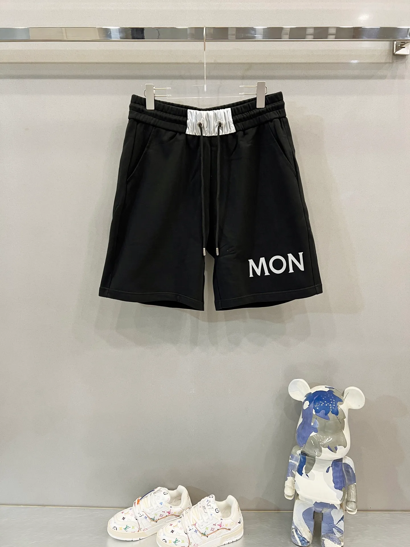 P190 MONCLER/muzzle pure cotton terry tripe fabric shorts, silicone letter LOGO, nylon pocket design process logo, official synchronization, high version, high quality, fashionable personality, versatile trend, pure original quality, original fabric, tag, collar label, washed wheat, complete three standards, color: black, gray. Size: S-XL