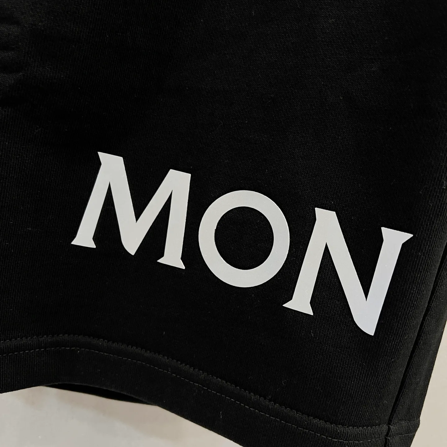 P190 MONCLER/muzzle pure cotton terry tripe fabric shorts, silicone letter LOGO, nylon pocket design process logo, official synchronization, high version, high quality, fashionable personality, versatile trend, pure original quality, original fabric, tag, collar label, washed wheat, complete three standards, color: black, gray. Size: S-XL