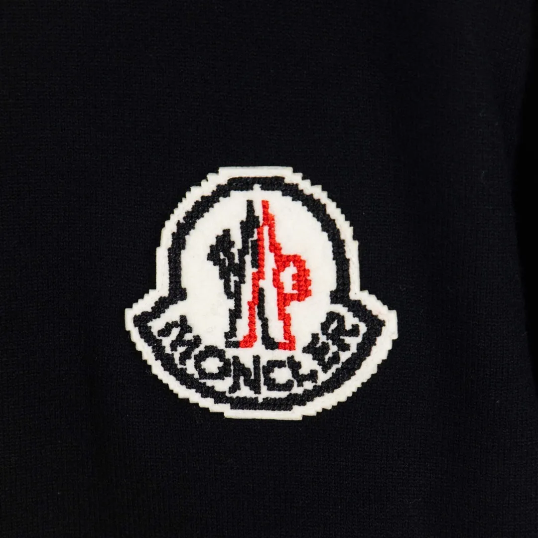 P290 💰zp version [exclusive supply] MONCLER/mask 2025Fw Classic chest badge logo letter logo Simple casual pullover sweater Imported wool blended fabric Upgraded, inspired by the 1980s retro Original fabric Official same style Round neck Long sleeve suit Customized mesh sweater knitted fabric Very comfortable to the touch The latest brick cabinets in spring and summer are in sync with each other Fashionable and individual Super versatile and good-looking style Very suitable for both men and women A must-have item for everyone, hang tag, collar label, washed wheat, complete with three labels. Color: Black, White, Gray Size: M L XL 2XL 3XL Number: YK10499