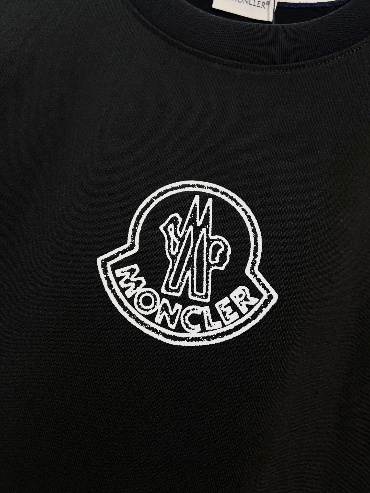 P150 MONCLER/Muzzled 300g pure cotton round neck short-sleeved T-shirt. Brand classic. Color-blocking double-sided letter LOGO embossing process. 2025ss official synchronization. High version. High quality. Fashionable personality. Versatile trend. Pure original quality. Original fabric. Tag. Collar label. Washed wheat. Complete three standards. Color: Black. White. Size: S M L XL XXL