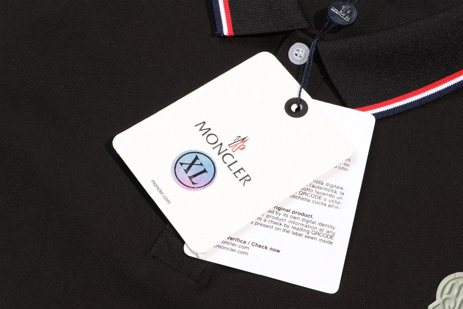 P200 New in stock】𝐌𝐎𝐍𝐂𝐋𝐄𝐑~Mengkou #2024 Early spring new high-quality lapel long-sleeved POLO shirt, counter-customized fabrics with high breathability and comfort, impeccable details, the brand's simple element design concept, reflecting high quality. It feels delicate and soft! It presents a casual cut and the upper body shape is great! The chest is filled with three-dimensional embroidery of the brand LOGO to highlight quality and luxury. Color: black, white Size: M~L~XL~2XL~3XL