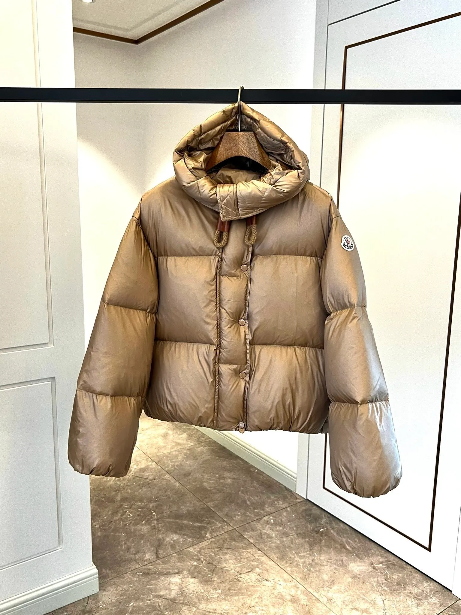 P900 ⬆️Moncler Borey women's two-in-one short down jacket. Ultra-light goose down filling. The fabric has a special luster. Full of high-end feel. Extremely full filling. Distinguishes all low-end duck down shriveled versions. ⚠️Special product barcode model number is complete, corresponding to the official website. The tag has built-in NFC electronic sensor anti-counterfeiting. Supports multiple anti-counterfeiting verification. The factory comes standard with a full set of counter gift box packaging🎁 The Borey women's 2-in-1 down jacket can be worn as a classic down jacket or as a cape. It is a practical and easy-to-wear item. It is recommended to choose two sizes smaller.  The Borey down jacket is made from warm yet lightweight nylon fabric with a gorgeous lustrous texture. This short down jacket features adjustable sleeves that can be opened to wear as a cape. The hood has a wide brim and is inspired by the classic parka for warmth and comfort. This 2-in-1 style features a wide silhouette for all-day comfort. Details •Made from longue saison fabric •Longue saison lining •Filled with down •Drawstring hood •Inner sleeves with snap closure •Zipper and snap closure •Inseam pockets •Elastic cuffs Size: 0-2 Fairy D9875064650