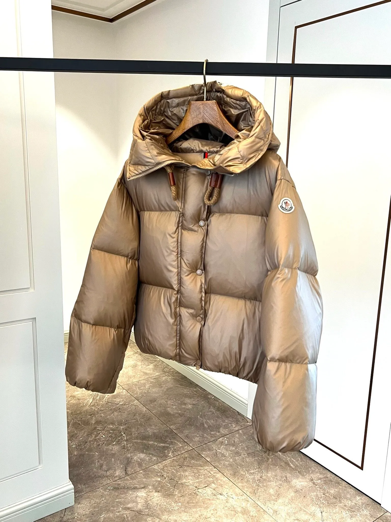 P900 ⬆️Moncler Borey women's two-in-one short down jacket. Ultra-light goose down filling. The fabric has a special luster. Full of high-end feel. Extremely full filling. Distinguishes all low-end duck down shriveled versions. ⚠️Special product barcode model number is complete, corresponding to the official website. The tag has built-in NFC electronic sensor anti-counterfeiting. Supports multiple anti-counterfeiting verification. The factory comes standard with a full set of counter gift box packaging🎁 The Borey women's 2-in-1 down jacket can be worn as a classic down jacket or as a cape. It is a practical and easy-to-wear item. It is recommended to choose two sizes smaller.  The Borey down jacket is made from warm yet lightweight nylon fabric with a gorgeous lustrous texture. This short down jacket features adjustable sleeves that can be opened to wear as a cape. The hood has a wide brim and is inspired by the classic parka for warmth and comfort. This 2-in-1 style features a wide silhouette for all-day comfort. Details •Made from longue saison fabric •Longue saison lining •Filled with down •Drawstring hood •Inner sleeves with snap closure •Zipper and snap closure •Inseam pockets •Elastic cuffs Size: 0-2 Fairy D9875064650