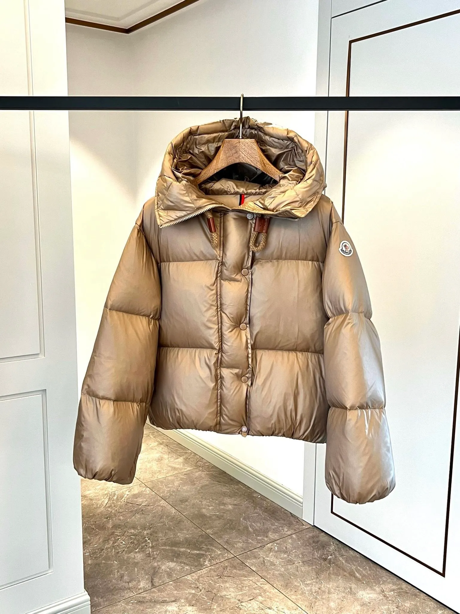 P900 ⬆️Moncler Borey women's two-in-one short down jacket. Ultra-light goose down filling. The fabric has a special luster. Full of high-end feel. Extremely full filling. Distinguishes all low-end duck down shriveled versions. ⚠️Special product barcode model number is complete, corresponding to the official website. The tag has built-in NFC electronic sensor anti-counterfeiting. Supports multiple anti-counterfeiting verification. The factory comes standard with a full set of counter gift box packaging🎁 The Borey women's 2-in-1 down jacket can be worn as a classic down jacket or as a cape. It is a practical and easy-to-wear item. It is recommended to choose two sizes smaller.  The Borey down jacket is made from warm yet lightweight nylon fabric with a gorgeous lustrous texture. This short down jacket features adjustable sleeves that can be opened to wear as a cape. The hood has a wide brim and is inspired by the classic parka for warmth and comfort. This 2-in-1 style features a wide silhouette for all-day comfort. Details •Made from longue saison fabric •Longue saison lining •Filled with down •Drawstring hood •Inner sleeves with snap closure •Zipper and snap closure •Inseam pockets •Elastic cuffs Size: 0-2 Fairy D9875064650