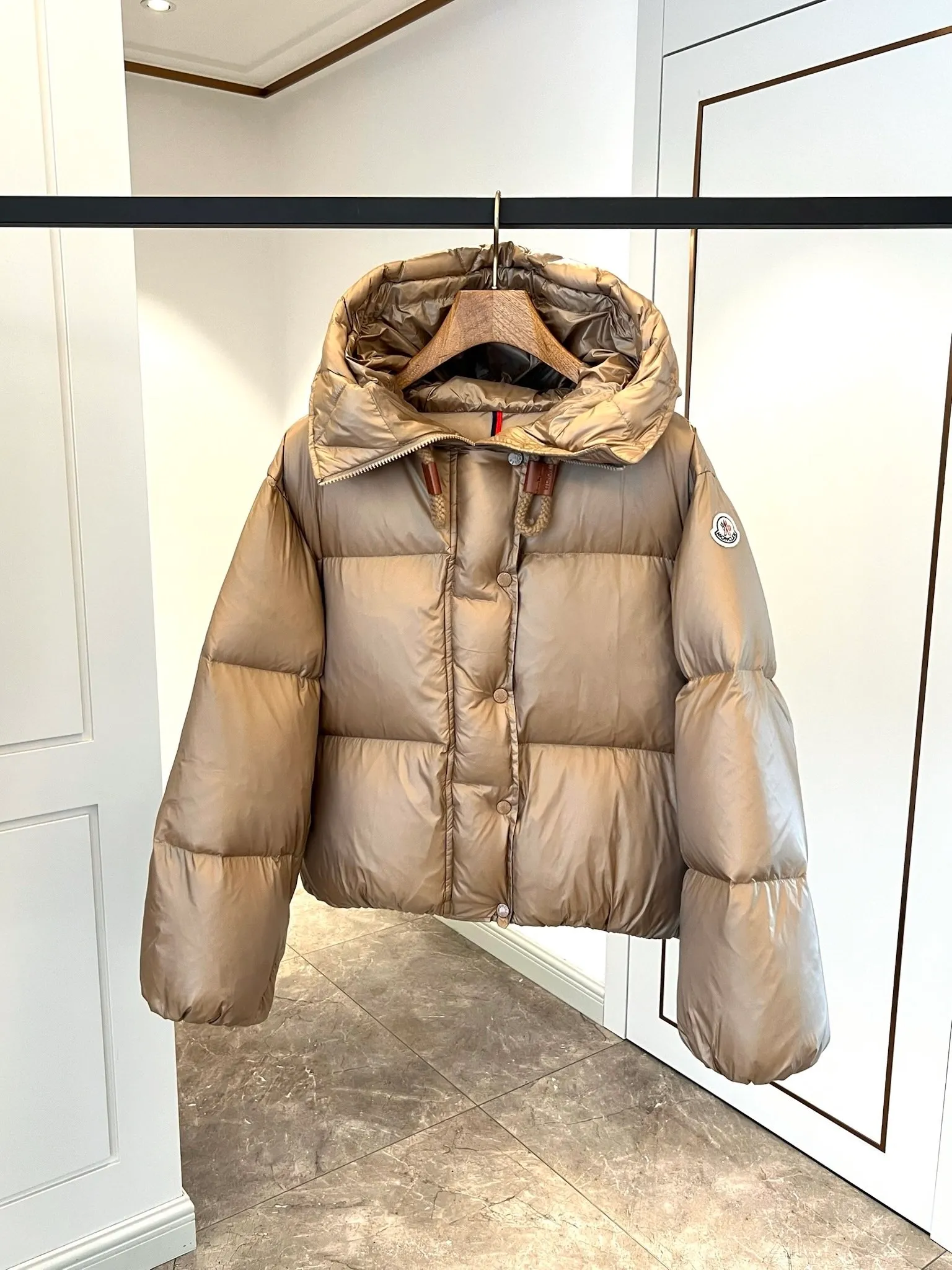 P900 ⬆️Moncler Borey women's two-in-one short down jacket. Ultra-light goose down filling. The fabric has a special luster. Full of high-end feel. Extremely full filling. Distinguishes all low-end duck down shriveled versions. ⚠️Special product barcode model number is complete, corresponding to the official website. The tag has built-in NFC electronic sensor anti-counterfeiting. Supports multiple anti-counterfeiting verification. The factory comes standard with a full set of counter gift box packaging🎁 The Borey women's 2-in-1 down jacket can be worn as a classic down jacket or as a cape. It is a practical and easy-to-wear item. It is recommended to choose two sizes smaller.  The Borey down jacket is made from warm yet lightweight nylon fabric with a gorgeous lustrous texture. This short down jacket features adjustable sleeves that can be opened to wear as a cape. The hood has a wide brim and is inspired by the classic parka for warmth and comfort. This 2-in-1 style features a wide silhouette for all-day comfort. Details •Made from longue saison fabric •Longue saison lining •Filled with down •Drawstring hood •Inner sleeves with snap closure •Zipper and snap closure •Inseam pockets •Elastic cuffs Size: 0-2 Fairy D9875064650