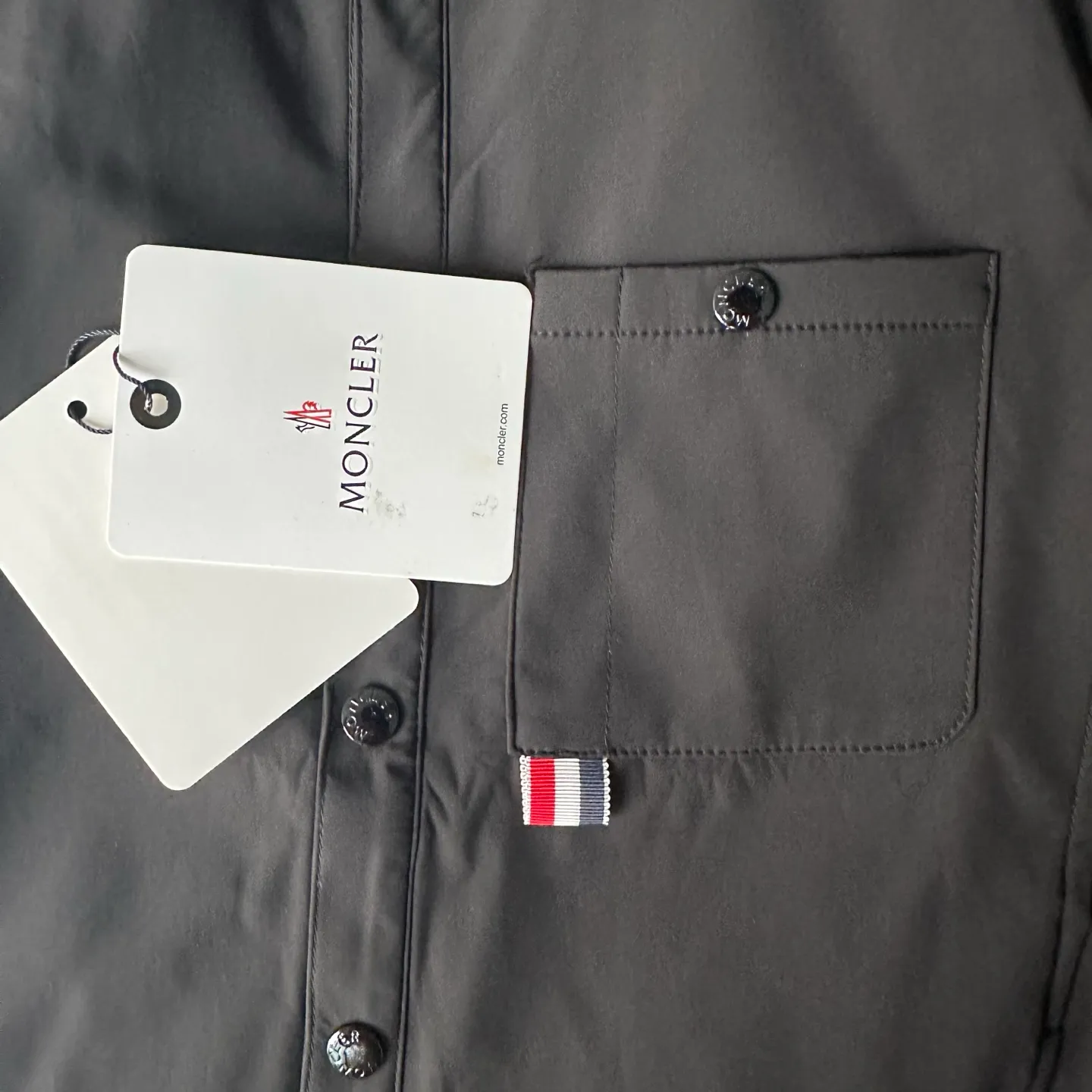 P310 model number: TT86 Moncler logo zipper shirt jacket. Custom-made high-quality cotton hidden pattern gabardine. Full of texture. Comfortable and close to the skin. The brown tone exudes restrained tenderness. The iconic Moncler logo embroidered logo is embellished on it to increase brand recognition. Simple and smooth lines. The zipper opening and closing also follows the principle of minimalism. Use simplicity as the pen and texture as the ink. Use the simplest elements to outline the most moving fashion picture. Process 1: Use imported special machine infrared to locate the "Moncler logo embroidery", the position is more accurate and strong. Process 2: Template machine to open the bag. The preset template guides the position, shape and size of the bag opening. The accuracy ensures the quality of the bag opening effect. Process 3: The fabrics have been washed and have a better hand feel. Not easy to deform, not easy to shrink, not easy to fade, and maintain long-term beauty. Color: navy black Size: S-XL