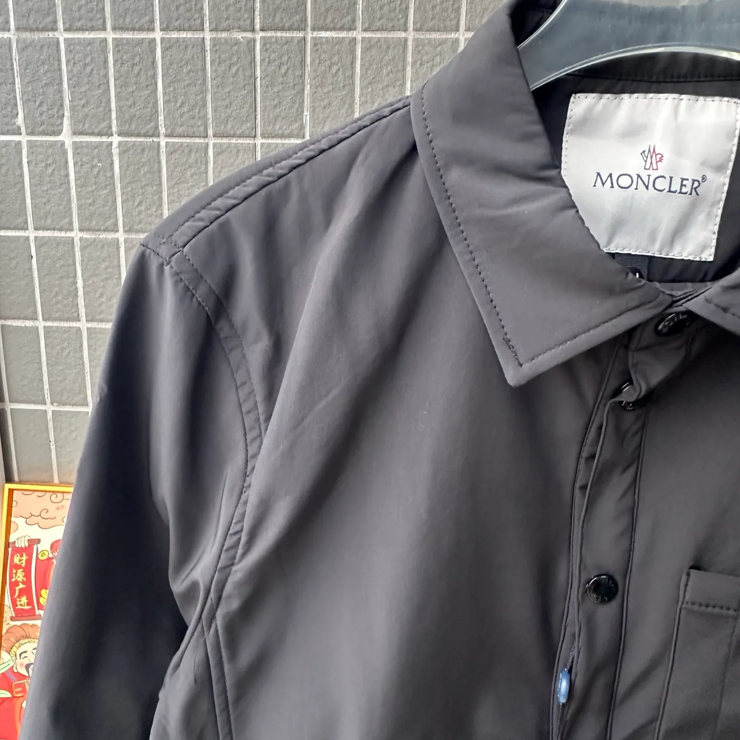 P310 model number: TT86 Moncler logo zipper shirt jacket. Custom-made high-quality cotton hidden pattern gabardine. Full of texture. Comfortable and close to the skin. The brown tone exudes restrained tenderness. The iconic Moncler logo embroidered logo is embellished on it to increase brand recognition. Simple and smooth lines. The zipper opening and closing also follows the principle of minimalism. Use simplicity as the pen and texture as the ink. Use the simplest elements to outline the most moving fashion picture. Process 1: Use imported special machine infrared to locate the "Moncler logo embroidery", the position is more accurate and strong. Process 2: Template machine to open the bag. The preset template guides the position, shape and size of the bag opening. The accuracy ensures the quality of the bag opening effect. Process 3: The fabrics have been washed and have a better hand feel. Not easy to deform, not easy to shrink, not easy to fade, and maintain long-term beauty. Color: navy black Size: S-XL