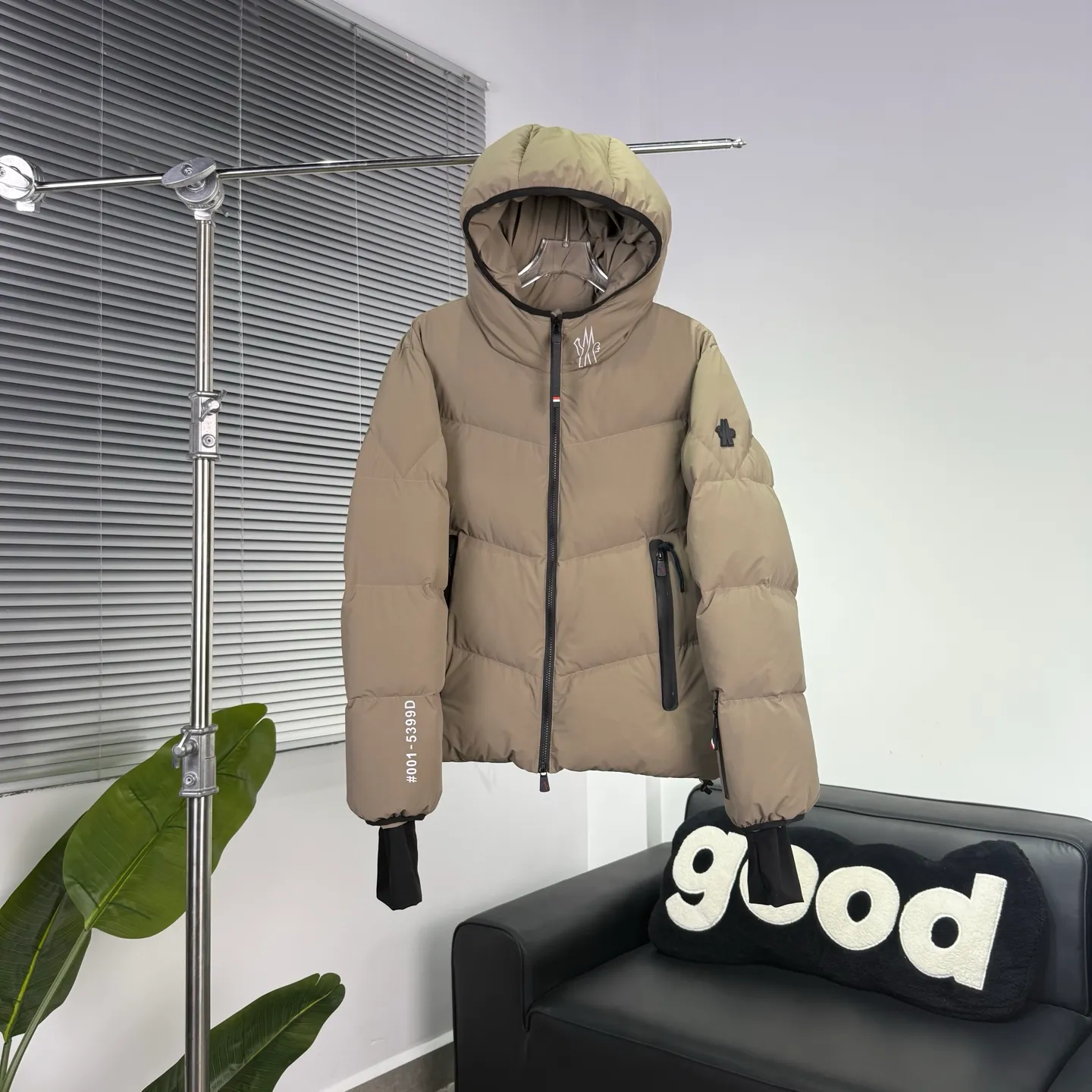 P1080 𝑴𝒐𝒏𝒄𝒍𝒆𝒓 / Grenoble Arcesaz Hooded Comfortable Zipper Closure Loose Long Sleeve Down Jacket / Men's Size: 1 2 3 4 5 Product Color: Black Light Brown