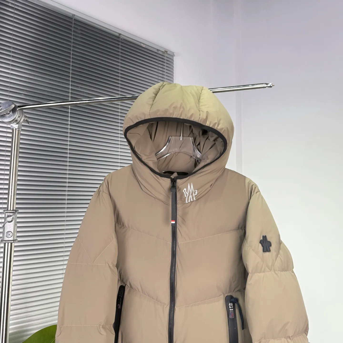 P1080 𝑴𝒐𝒏𝒄𝒍𝒆𝒓 / Grenoble Arcesaz Hooded Comfortable Zipper Closure Loose Long Sleeve Down Jacket / Men's Size: 1 2 3 4 5 Product Color: Black Light Brown