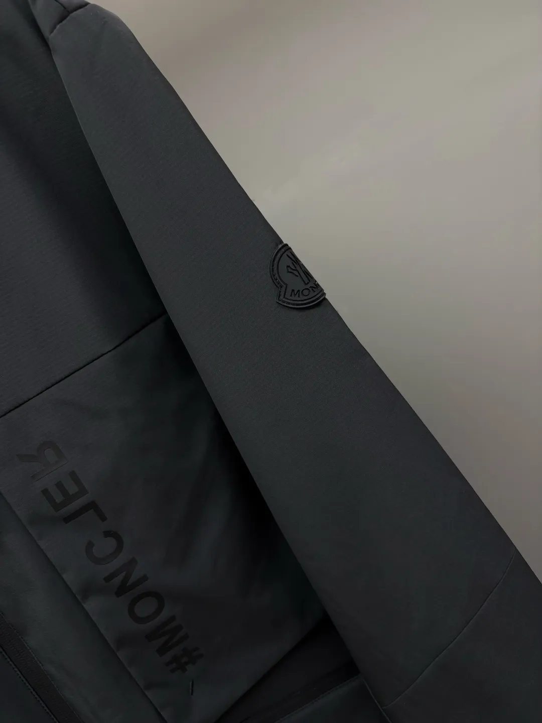 P680 Moncler New style thin cotton jacket with letters Original fabric Original accessories Official same style Made of imported polyester fabric, custom-made fabric dyed in the same vat. Very comfortable and smooth to the touch Very wide and stylish. Will not deform after long-term wear. Produced by a first-line brand OEM factory. Imported lamination machine. Letters are full and textured. The latest style for autumn and winter. Fashionable and individual. Super versatile and good-looking. Very suitable for men and women. A must-have for everyone. Color: black beige Size: M-3XL