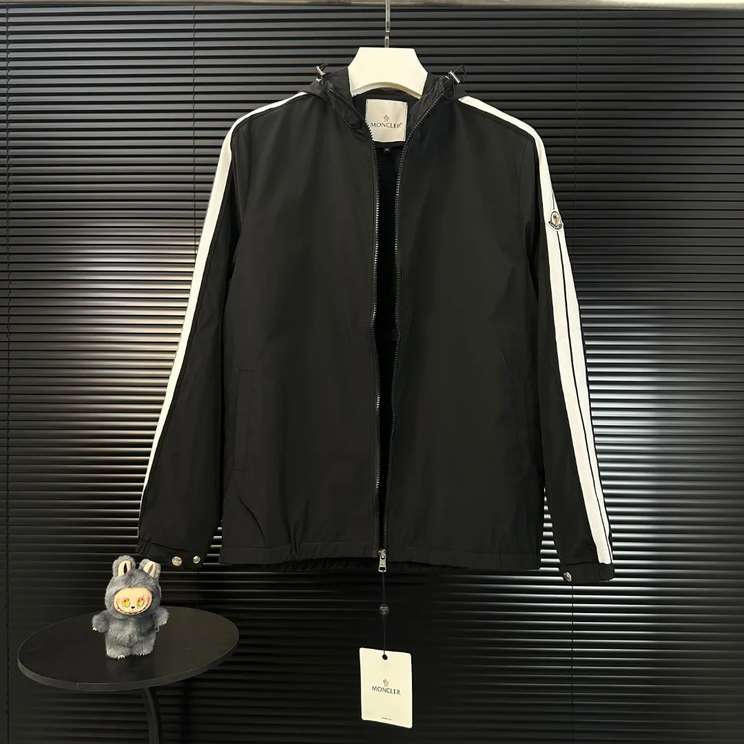 P280 Moncler Mouth Mouth 2025 Autumn and Winter New Style Hooded Jacket White Sleeve Ribbon Badge Embroidery Official Website Synchronization Original Customized Hardware Zipper Neat Alignment Perfect Upper Body Effect Men's Casual Jacket Color: Black Size: M-3XL