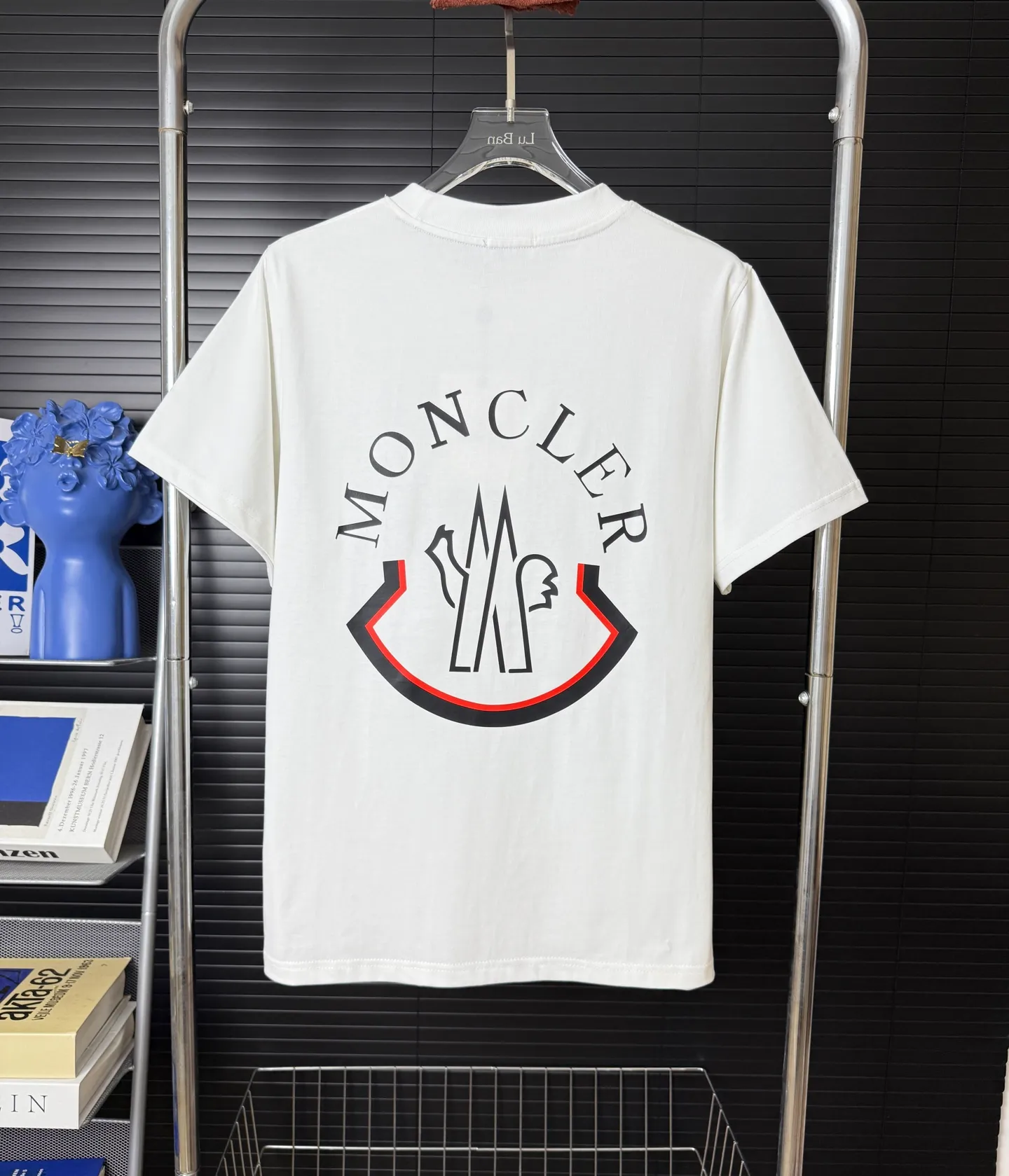 P170 A242 (Long-term replenishment, arrival the next day) MONCLER/mask color matching two-color letter LOGO round neck short-sleeved T-shirt exclusive first launch high-definition The fabric is made of 300 grams of heavyweight pure cotton, customized with 32 counts of double thread, and washed twice for ready-to-wear. The fabric is comfortable and skin-friendly. It is custom-dyed fabric with high textile density and good drape. It is not easy to deform or shrink. The thick texture and compact spinning process will not affect the breathability of the fabric. The color saturation is very high. Imported Tajima embroidery technology has a good upper body effect. It is a versatile and good-looking short sleeve. The loose version covers the flesh and makes you slim. Size: S~XL Color: white black