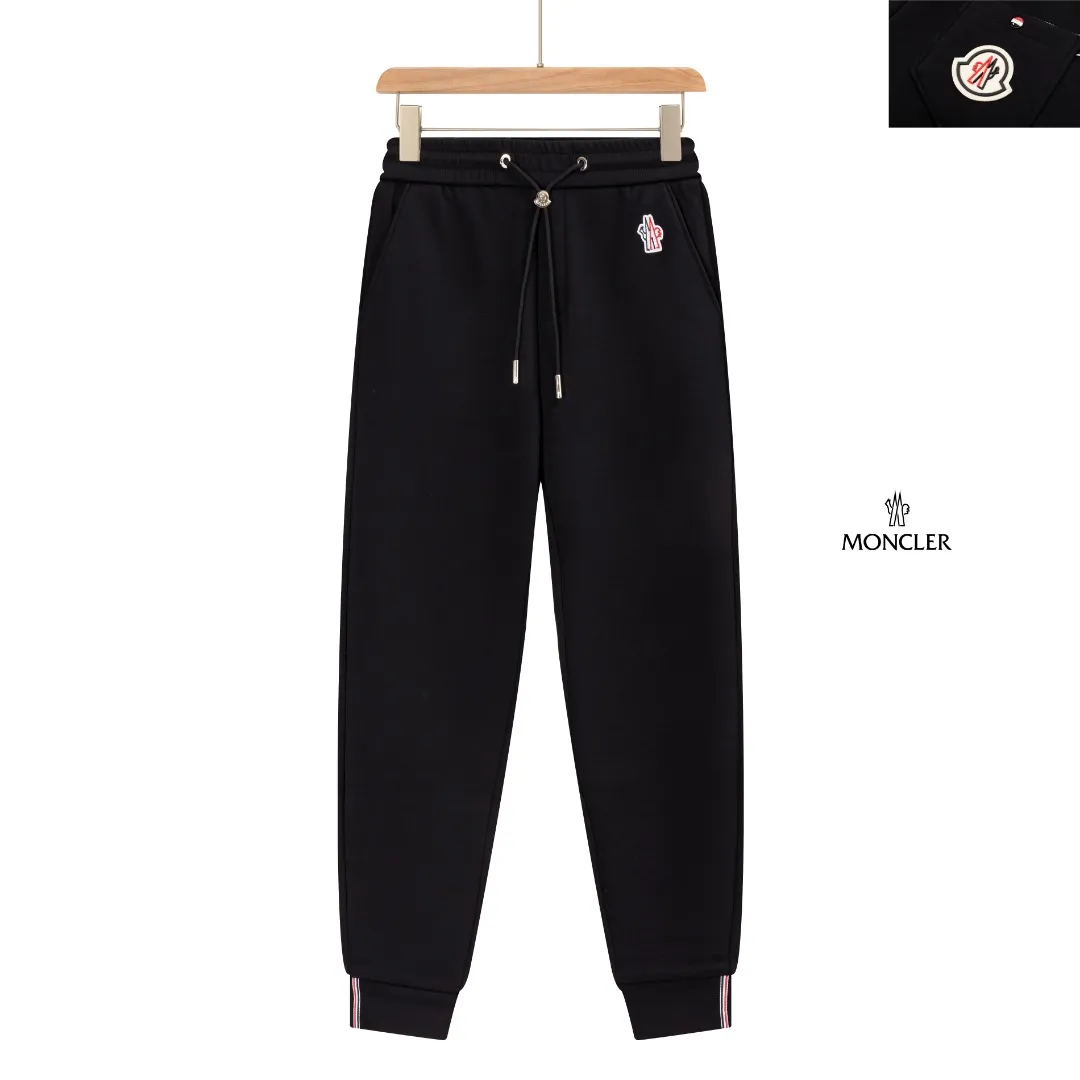 P290 Moncler 25 new autumn trousers European trade channels, direct delivery from Italian overseas warehouses, limited sales of overseas boutiques.  25SS new casual and fashionable sweatpants. This sweatpants adopts the design of big brands to create a fashionable trend. The details are exquisitely processed, showing super high quality.  The pants are embellished with iconic brand logos to highlight the brand style and create a fashionable and diverse look. Carefully crafted from 100% imported fabrics, they are soft and comfortable, and are skin-friendly and warm. They are a pair of pants that are comfortable both at home and when going out. You can just wear a jacket and a sweater to go out~ Color: Black Size: M L XL 2XL 3XL