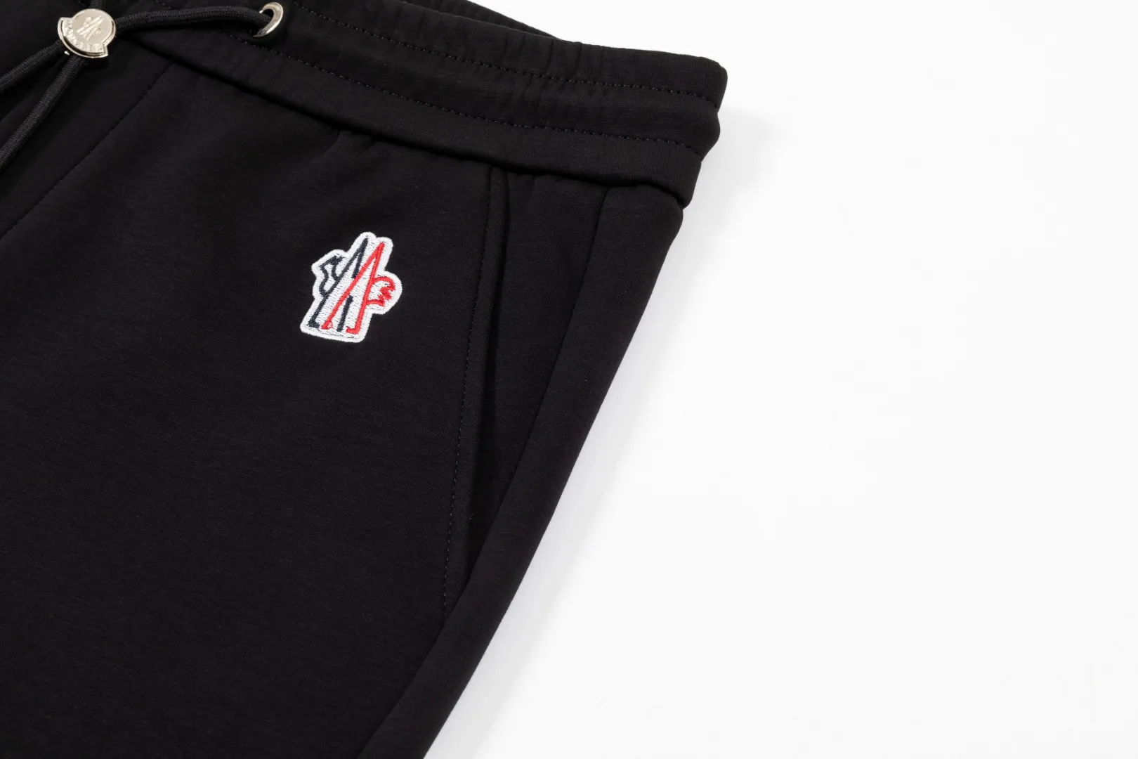P290 Moncler 25 new autumn trousers European trade channels, direct delivery from Italian overseas warehouses, limited sales of overseas boutiques.  25SS new casual and fashionable sweatpants. This sweatpants adopts the design of big brands to create a fashionable trend. The details are exquisitely processed, showing super high quality.  The pants are embellished with iconic brand logos to highlight the brand style and create a fashionable and diverse look. Carefully crafted from 100% imported fabrics, they are soft and comfortable, and are skin-friendly and warm. They are a pair of pants that are comfortable both at home and when going out. You can just wear a jacket and a sweater to go out~ Color: Black Size: M L XL 2XL 3XL