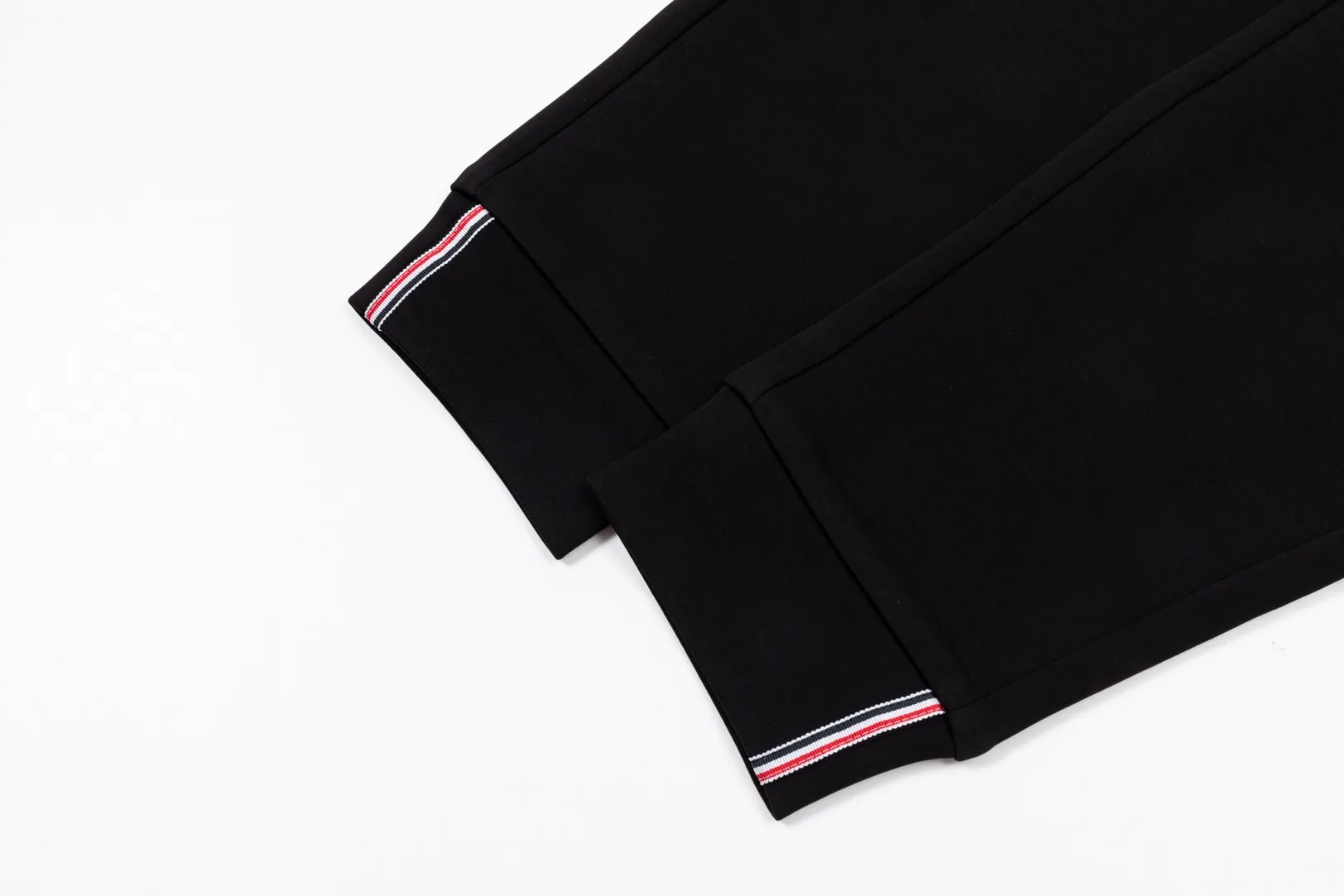 P290 Moncler 25 new autumn trousers European trade channels, direct delivery from Italian overseas warehouses, limited sales of overseas boutiques.  25SS new casual and fashionable sweatpants. This sweatpants adopts the design of big brands to create a fashionable trend. The details are exquisitely processed, showing super high quality.  The pants are embellished with iconic brand logos to highlight the brand style and create a fashionable and diverse look. Carefully crafted from 100% imported fabrics, they are soft and comfortable, and are skin-friendly and warm. They are a pair of pants that are comfortable both at home and when going out. You can just wear a jacket and a sweater to go out~ Color: Black Size: M L XL 2XL 3XL