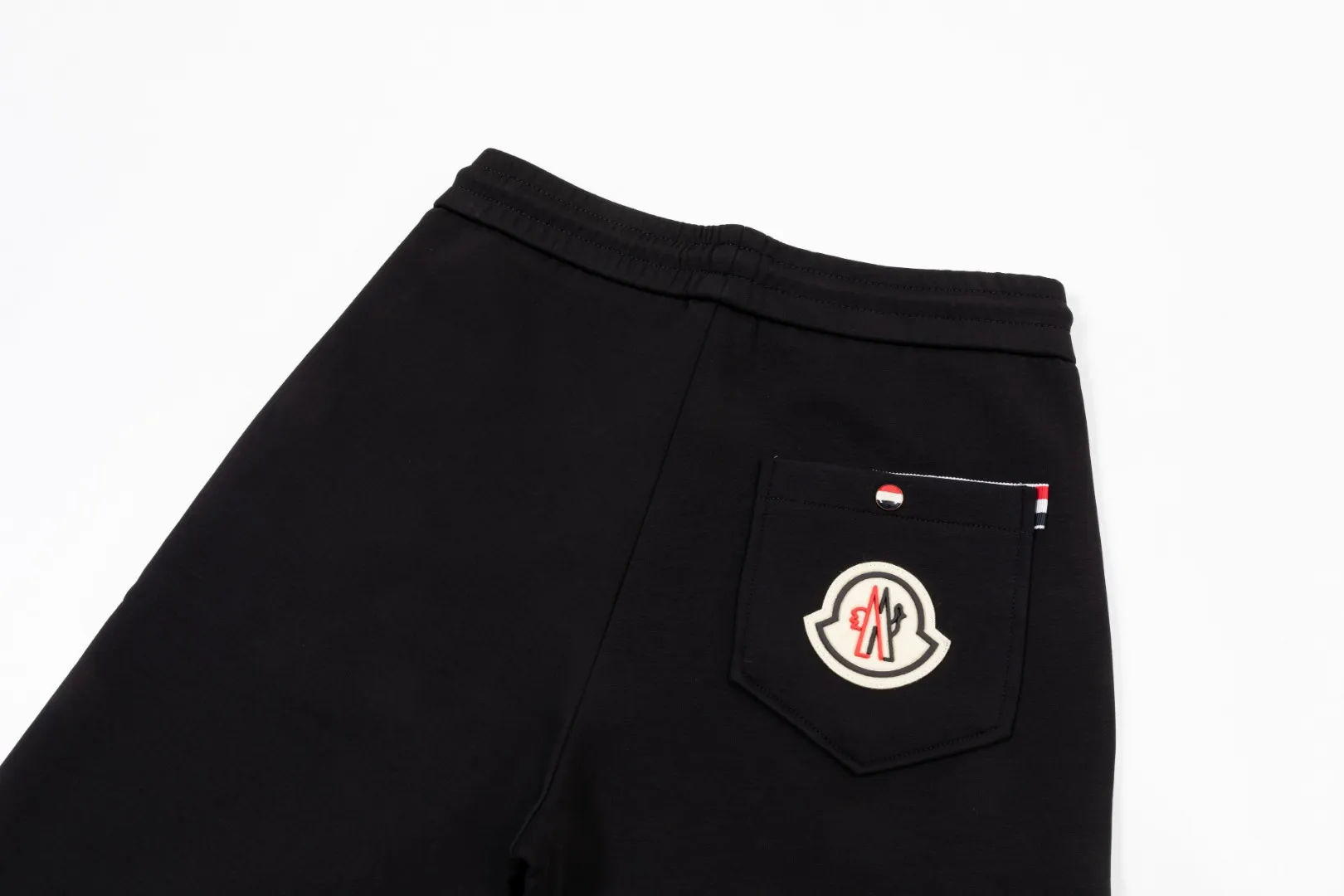 P290 Moncler 25 new autumn trousers European trade channels, direct delivery from Italian overseas warehouses, limited sales of overseas boutiques.  25SS new casual and fashionable sweatpants. This sweatpants adopts the design of big brands to create a fashionable trend. The details are exquisitely processed, showing super high quality.  The pants are embellished with iconic brand logos to highlight the brand style and create a fashionable and diverse look. Carefully crafted from 100% imported fabrics, they are soft and comfortable, and are skin-friendly and warm. They are a pair of pants that are comfortable both at home and when going out. You can just wear a jacket and a sweater to go out~ Color: Black Size: M L XL 2XL 3XL