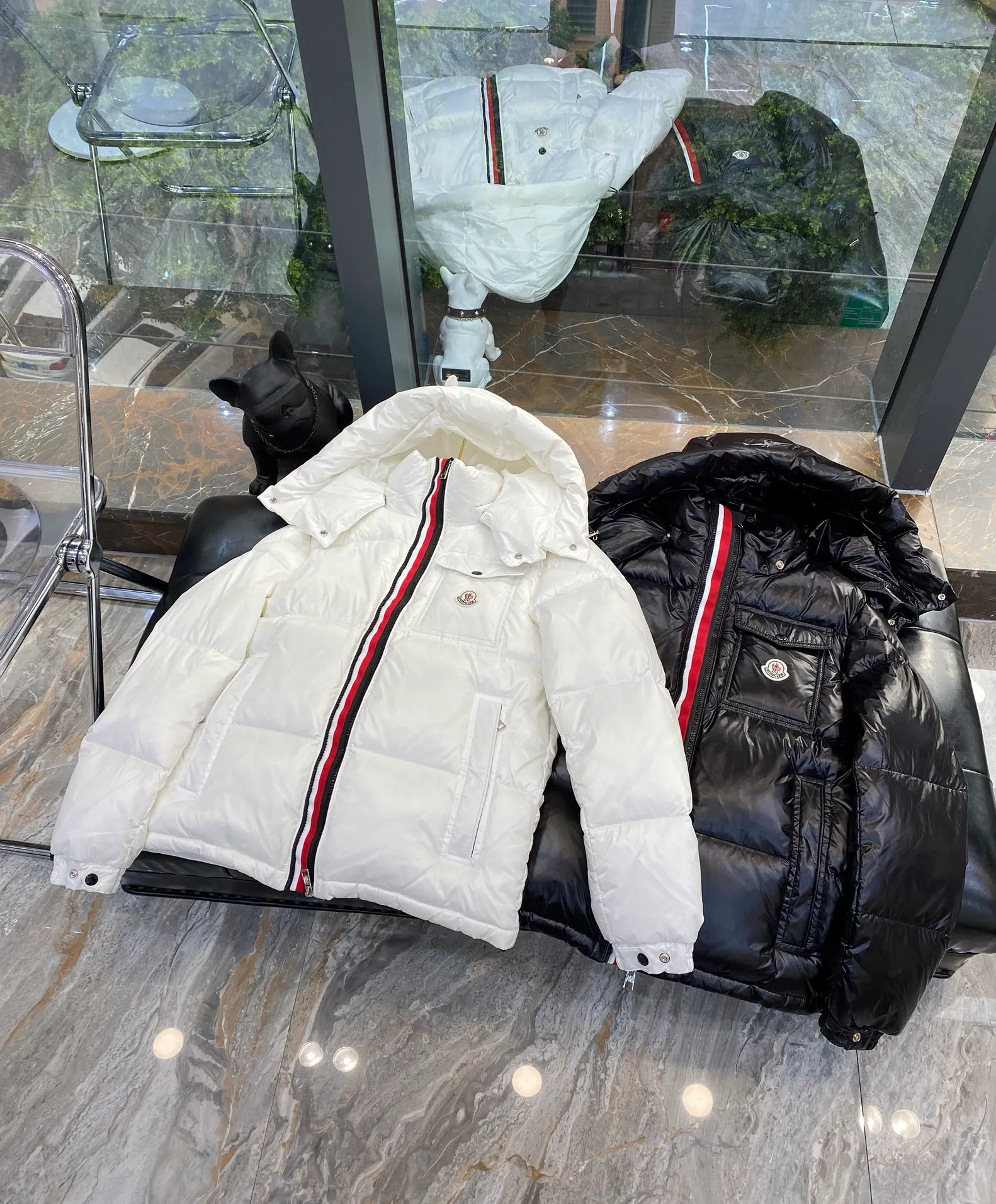 P680 ——🔜Moncler red, white and blue striped hooded vest. This down vest is really nothing to say! 🤐 Every detail is worthy of your careful consideration! In addition to retaining its powerful down craftsmanship, the placket adds a fashionable element of red, white and blue strips to add highlights!  The outer fabric is imported nylon, which is really, really soft! The down inside is filled with 90% duck down🦆. The down is large, delicate and stemless, and you won’t feel any lumps when you press it!  📶All hardware accessories are customized by customers. There are no defects in the hardware. The logo engraving is very delicate and smooth. It will definitely beat the market products! Paired with ykk zippers, it is durable and every detail reveals the brand's quality!  The style is very correct and can be used by both men and women, no one is picky. Everyone on earth knows about Fa Meng’s stuff! 🌐 I won’t say much, just take a look at the real-life details to experience the product❗ Number of yards: 1 2 3 4 5 black white 2️⃣ individual colors