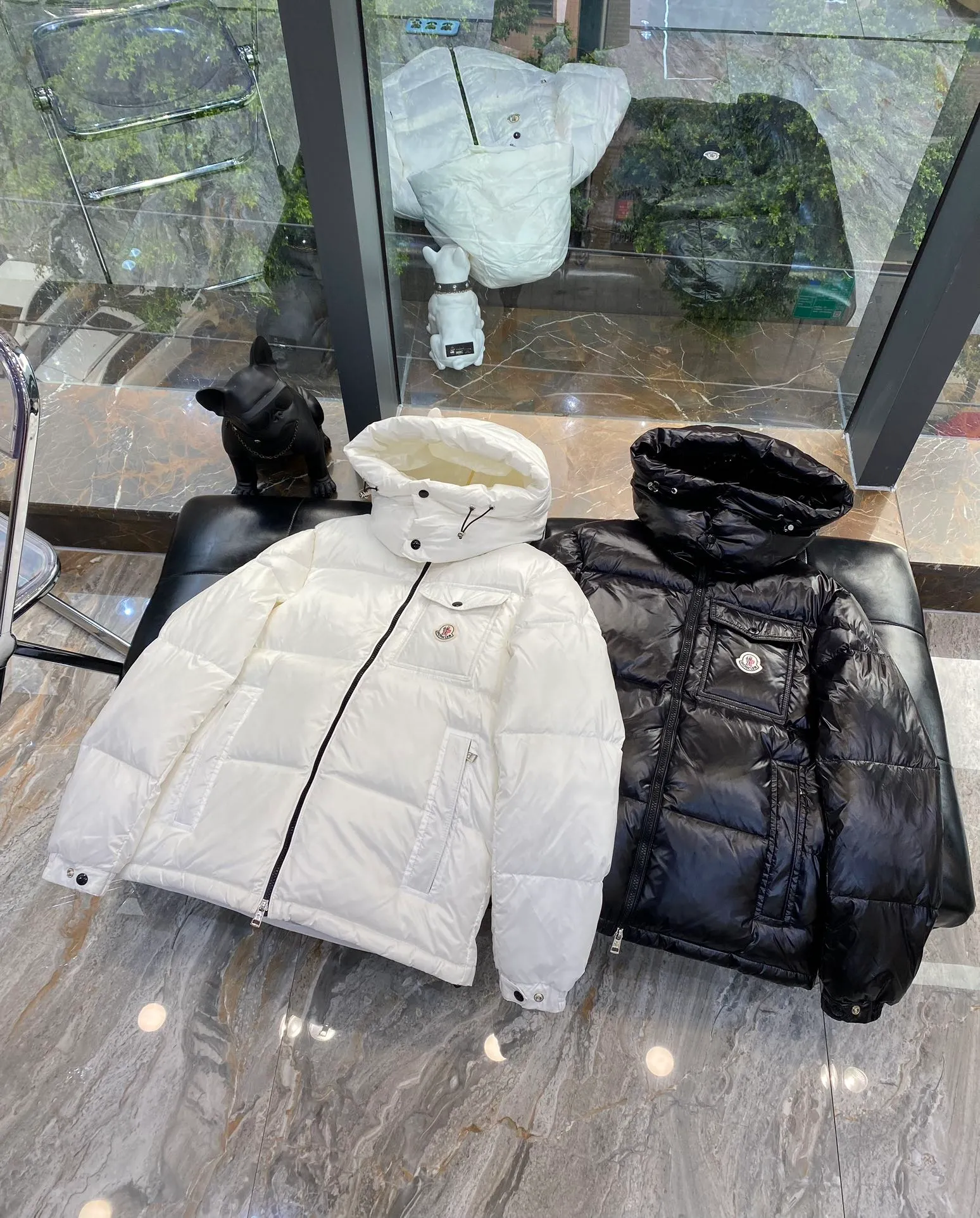 P680 ——🔜Moncler red, white and blue striped hooded vest. This down vest is really nothing to say! 🤐 Every detail is worthy of your careful consideration! In addition to retaining its powerful down craftsmanship, the placket adds a fashionable element of red, white and blue strips to add highlights!  The outer fabric is imported nylon, which is really, really soft! The down inside is filled with 90% duck down🦆. The down is large, delicate and stemless, and you won’t feel any lumps when you press it!  📶All hardware accessories are customized by customers. There are no defects in the hardware. The logo engraving is very delicate and smooth. It will definitely beat the market products! Paired with ykk zippers, it is durable and every detail reveals the brand's quality!  The style is very correct and can be used by both men and women, no one is picky. Everyone on earth knows about Fa Meng’s stuff! 🌐 I won’t say much, just take a look at the real-life details to experience the product❗ Number of yards: 1 2 3 4 5 black white 2️⃣ individual colors
