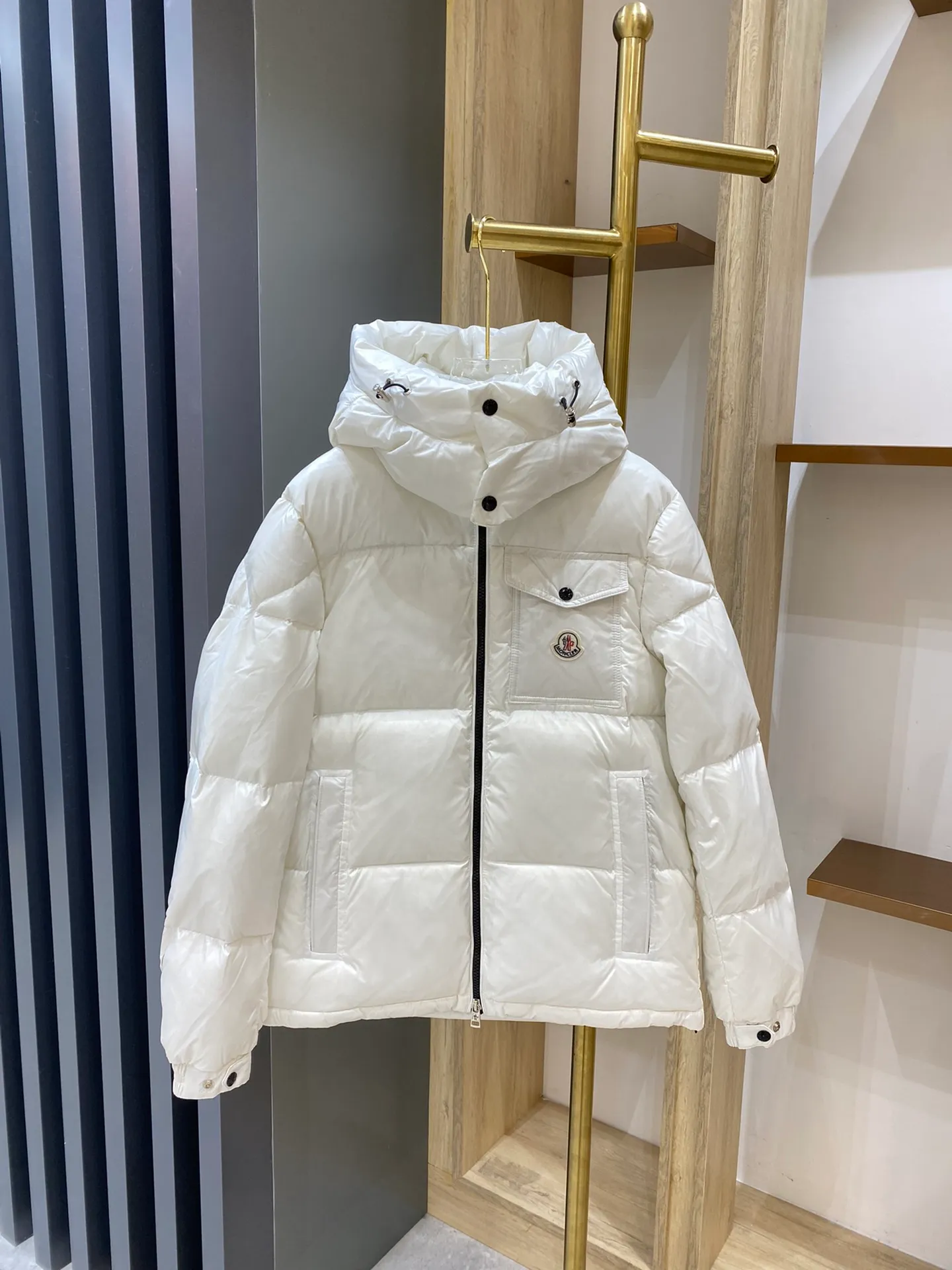 P680 ——🔜Moncler red, white and blue striped hooded vest. This down vest is really nothing to say! 🤐 Every detail is worthy of your careful consideration! In addition to retaining its powerful down craftsmanship, the placket adds a fashionable element of red, white and blue strips to add highlights!  The outer fabric is imported nylon, which is really, really soft! The down inside is filled with 90% duck down🦆. The down is large, delicate and stemless, and you won’t feel any lumps when you press it!  📶All hardware accessories are customized by customers. There are no defects in the hardware. The logo engraving is very delicate and smooth. It will definitely beat the market products! Paired with ykk zippers, it is durable and every detail reveals the brand's quality!  The style is very correct and can be used by both men and women, no one is picky. Everyone on earth knows about Fa Meng’s stuff! 🌐 I won’t say much, just take a look at the real-life details to experience the product❗ Number of yards: 1 2 3 4 5 black white 2️⃣ individual colors