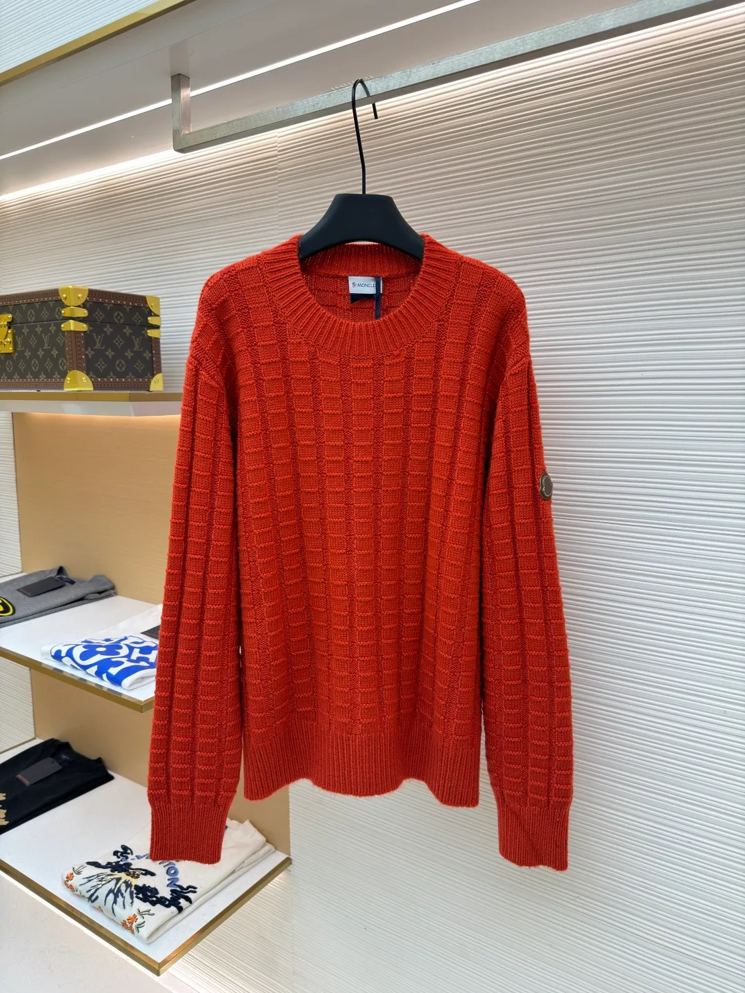 P430 Moncler embossed knitted logo sweater ●Original version: purchased and developed for 7500 ●Item number: 1682209-A85 ●Fabric: wool blended fabric ●Technology: embossed longitudinal weaving ●Color: Orange ●Version: Fitted version ●Weight: about 705 grams ●Size: S-M-L-XL ●Description: Custom-woven engraved wool texture material, soft and delicate, comfortable and close to the skin, with high saturation of true red as the background color Cut through the dullness of winter and make every inch of fabric an annotation of power aesthetics. Using three-dimensional textures as brushstrokes, the entire relief weaving reconstructs the dimension of knitting aesthetics. It creates a light and dark gradient texture halo as the human body moves. The iconic Moncler logo embroidered logo decorates the sleeves. It is highly recognizable. The power aesthetics is hidden in the hedging of hardness and softness. The ultimate expression of elegance. There is no need to deliberately create your own style. The whole piece is embossed longitudinal grain knitting. By changing the stitching method and the fabric tissue change, the longitudinal grains are presented with a relief effect that is raised on the surface of the sweater by changing the stitching method and the density of the fabric. The vertical grains are undulating and the thread structure is formed. By changing the stitching method and the arrangement of the yarn during the knitting process, the yarn is distributed in a curved shape in the fabric, and the garment washing water is softened and deodorized. The clothes are deeply cleaned and deodorized through professional washing equipment and specific detergents. Improves the feel and appearance of clothing. The overall wiring is straight and delicate, the fabric is comfortable and soft, and the color is consistent without color difference. It can be matched with the same style to create a fashionable look and control various occasions. Customized accessories, complete with three standards, same style for men and women!