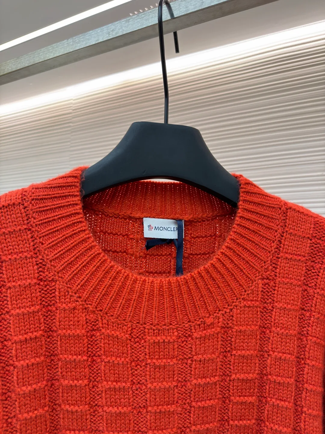 P430 Moncler embossed knitted logo sweater ●Original version: purchased and developed for 7500 ●Item number: 1682209-A85 ●Fabric: wool blended fabric ●Technology: embossed longitudinal weaving ●Color: Orange ●Version: Fitted version ●Weight: about 705 grams ●Size: S-M-L-XL ●Description: Custom-woven engraved wool texture material, soft and delicate, comfortable and close to the skin, with high saturation of true red as the background color Cut through the dullness of winter and make every inch of fabric an annotation of power aesthetics. Using three-dimensional textures as brushstrokes, the entire relief weaving reconstructs the dimension of knitting aesthetics. It creates a light and dark gradient texture halo as the human body moves. The iconic Moncler logo embroidered logo decorates the sleeves. It is highly recognizable. The power aesthetics is hidden in the hedging of hardness and softness. The ultimate expression of elegance. There is no need to deliberately create your own style. The whole piece is embossed longitudinal grain knitting. By changing the stitching method and the fabric tissue change, the longitudinal grains are presented with a relief effect that is raised on the surface of the sweater by changing the stitching method and the density of the fabric. The vertical grains are undulating and the thread structure is formed. By changing the stitching method and the arrangement of the yarn during the knitting process, the yarn is distributed in a curved shape in the fabric, and the garment washing water is softened and deodorized. The clothes are deeply cleaned and deodorized through professional washing equipment and specific detergents. Improves the feel and appearance of clothing. The overall wiring is straight and delicate, the fabric is comfortable and soft, and the color is consistent without color difference. It can be matched with the same style to create a fashionable look and control various occasions. Customized accessories, complete with three standards, same style for men and women!
