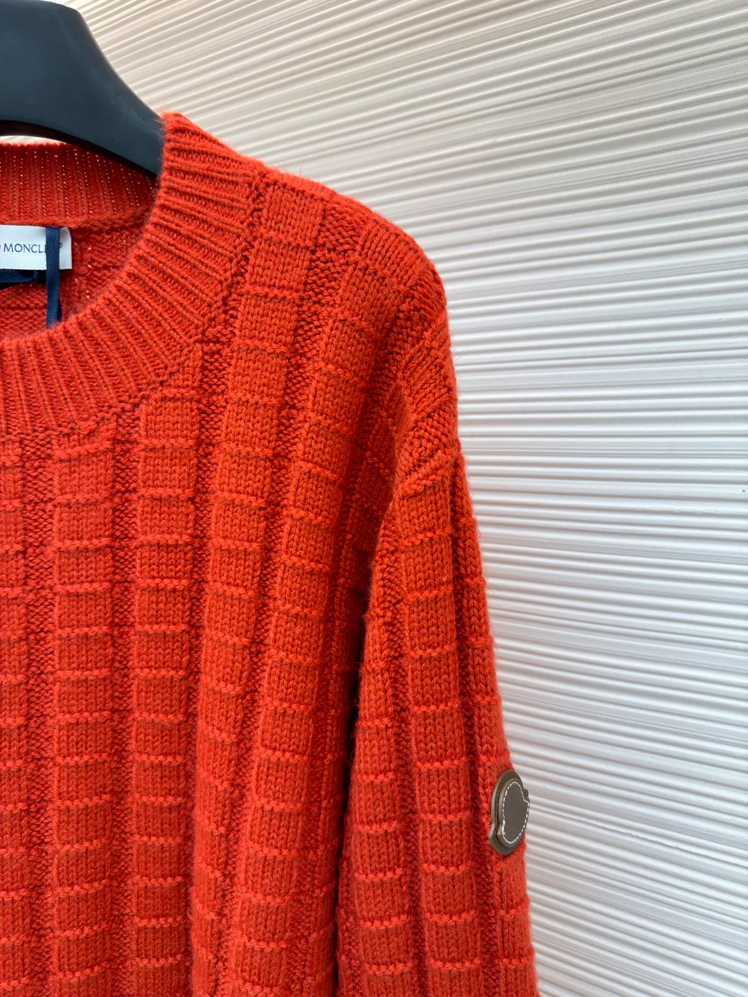P430 Moncler embossed knitted logo sweater ●Original version: purchased and developed for 7500 ●Item number: 1682209-A85 ●Fabric: wool blended fabric ●Technology: embossed longitudinal weaving ●Color: Orange ●Version: Fitted version ●Weight: about 705 grams ●Size: S-M-L-XL ●Description: Custom-woven engraved wool texture material, soft and delicate, comfortable and close to the skin, with high saturation of true red as the background color Cut through the dullness of winter and make every inch of fabric an annotation of power aesthetics. Using three-dimensional textures as brushstrokes, the entire relief weaving reconstructs the dimension of knitting aesthetics. It creates a light and dark gradient texture halo as the human body moves. The iconic Moncler logo embroidered logo decorates the sleeves. It is highly recognizable. The power aesthetics is hidden in the hedging of hardness and softness. The ultimate expression of elegance. There is no need to deliberately create your own style. The whole piece is embossed longitudinal grain knitting. By changing the stitching method and the fabric tissue change, the longitudinal grains are presented with a relief effect that is raised on the surface of the sweater by changing the stitching method and the density of the fabric. The vertical grains are undulating and the thread structure is formed. By changing the stitching method and the arrangement of the yarn during the knitting process, the yarn is distributed in a curved shape in the fabric, and the garment washing water is softened and deodorized. The clothes are deeply cleaned and deodorized through professional washing equipment and specific detergents. Improves the feel and appearance of clothing. The overall wiring is straight and delicate, the fabric is comfortable and soft, and the color is consistent without color difference. It can be matched with the same style to create a fashionable look and control various occasions. Customized accessories, complete with three standards, same style for men and women!