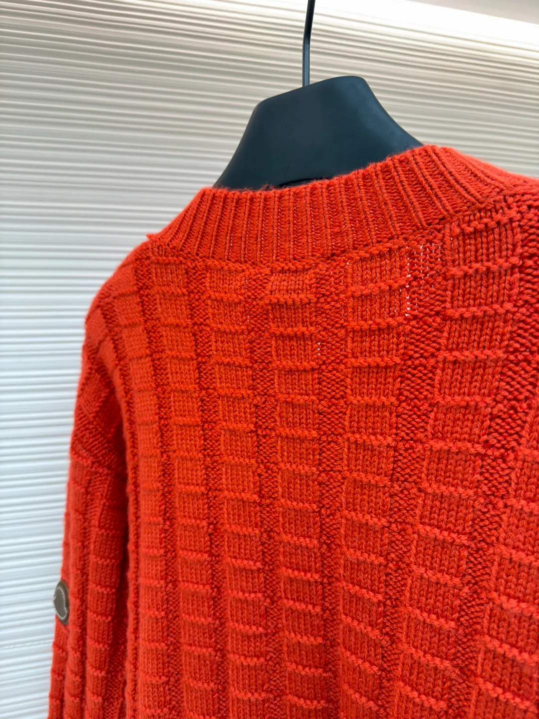 P430 Moncler embossed knitted logo sweater ●Original version: purchased and developed for 7500 ●Item number: 1682209-A85 ●Fabric: wool blended fabric ●Technology: embossed longitudinal weaving ●Color: Orange ●Version: Fitted version ●Weight: about 705 grams ●Size: S-M-L-XL ●Description: Custom-woven engraved wool texture material, soft and delicate, comfortable and close to the skin, with high saturation of true red as the background color Cut through the dullness of winter and make every inch of fabric an annotation of power aesthetics. Using three-dimensional textures as brushstrokes, the entire relief weaving reconstructs the dimension of knitting aesthetics. It creates a light and dark gradient texture halo as the human body moves. The iconic Moncler logo embroidered logo decorates the sleeves. It is highly recognizable. The power aesthetics is hidden in the hedging of hardness and softness. The ultimate expression of elegance. There is no need to deliberately create your own style. The whole piece is embossed longitudinal grain knitting. By changing the stitching method and the fabric tissue change, the longitudinal grains are presented with a relief effect that is raised on the surface of the sweater by changing the stitching method and the density of the fabric. The vertical grains are undulating and the thread structure is formed. By changing the stitching method and the arrangement of the yarn during the knitting process, the yarn is distributed in a curved shape in the fabric, and the garment washing water is softened and deodorized. The clothes are deeply cleaned and deodorized through professional washing equipment and specific detergents. Improves the feel and appearance of clothing. The overall wiring is straight and delicate, the fabric is comfortable and soft, and the color is consistent without color difference. It can be matched with the same style to create a fashionable look and control various occasions. Customized accessories, complete with three standards, same style for men and women!