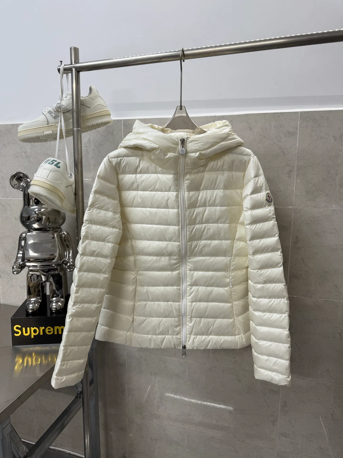 P740 Moncler's new Ige, mc hooded short women's winter coat. The leg down is made of longue saison fabric, suitable for mild weather. This nylon fabric is warm without being bulky. Short design with a classic hooded silhouette and a cinched waist for a smooth, feminine look. Color: Black White Size: 1234