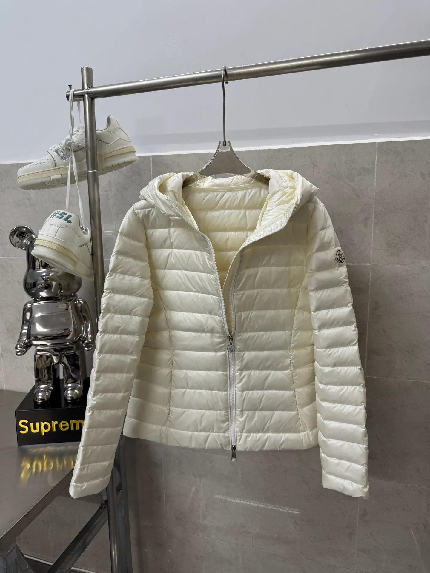 P740 Moncler's new Ige, mc hooded short women's winter coat. The leg down is made of longue saison fabric, suitable for mild weather. This nylon fabric is warm without being bulky. Short design with a classic hooded silhouette and a cinched waist for a smooth, feminine look. Color: Black White Size: 1234