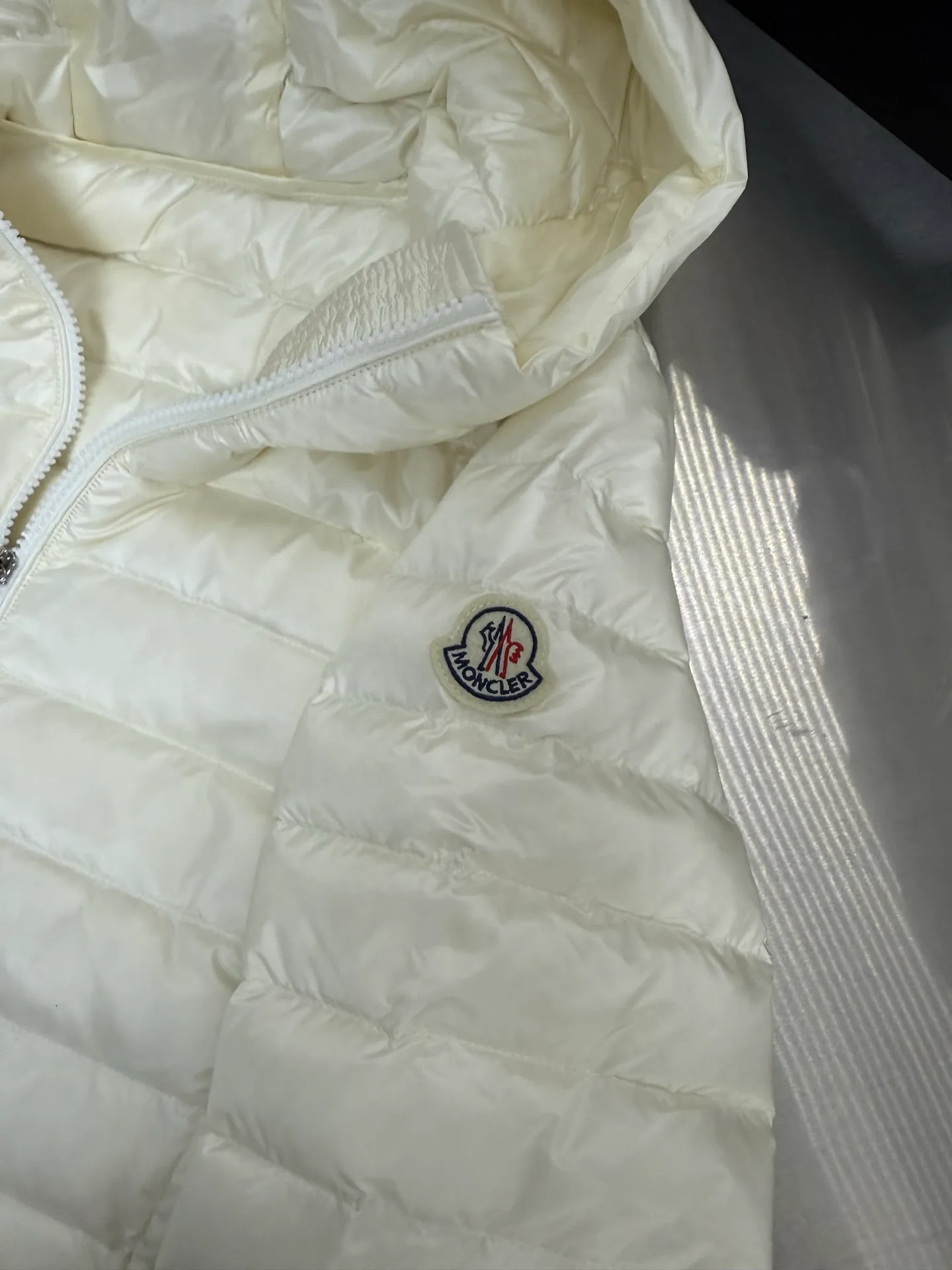 P740 Moncler's new Ige, mc hooded short women's winter coat. The leg down is made of longue saison fabric, suitable for mild weather. This nylon fabric is warm without being bulky. Short design with a classic hooded silhouette and a cinched waist for a smooth, feminine look. Color: Black White Size: 1234