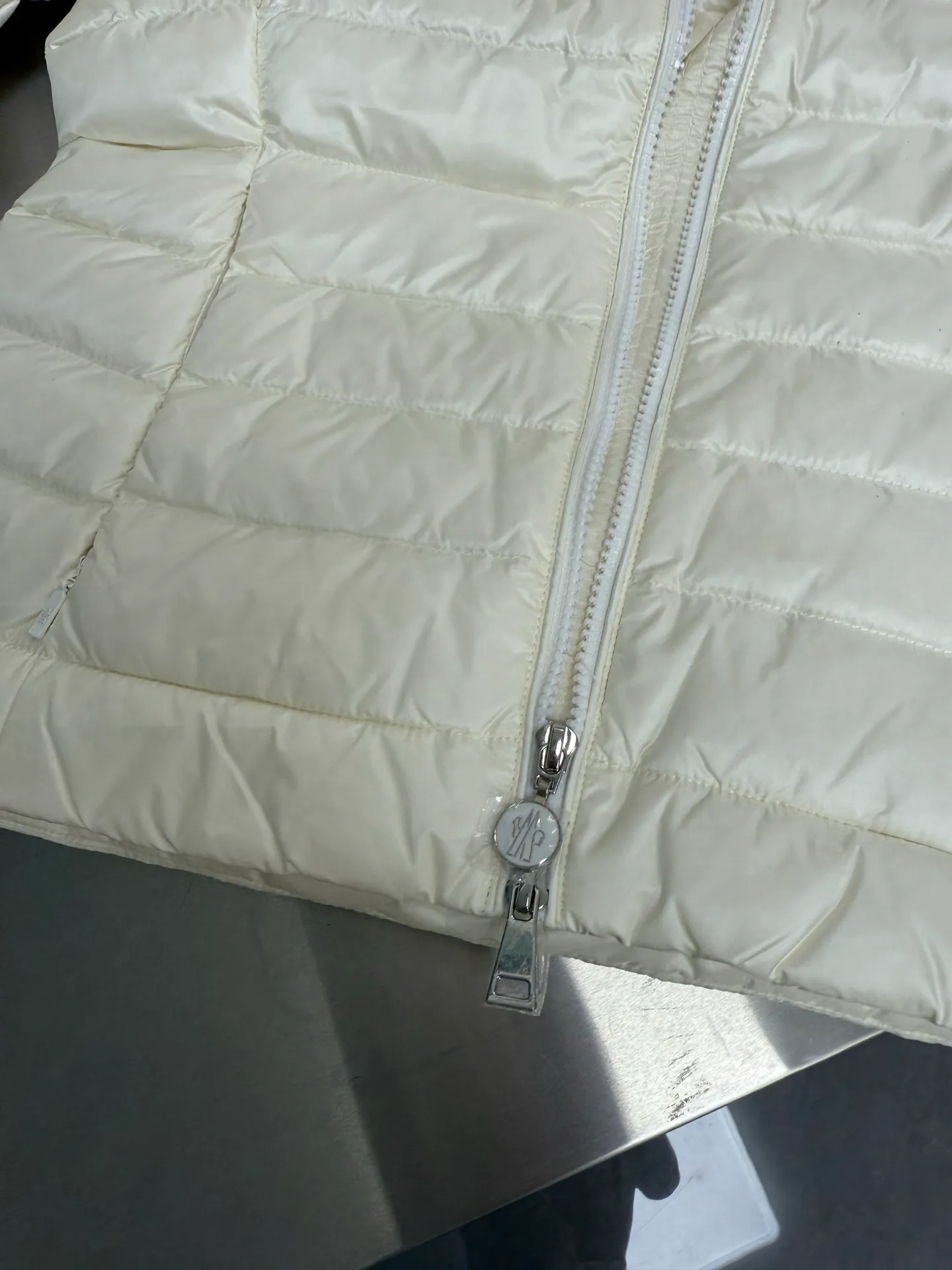 P740 Moncler's new Ige, mc hooded short women's winter coat. The leg down is made of longue saison fabric, suitable for mild weather. This nylon fabric is warm without being bulky. Short design with a classic hooded silhouette and a cinched waist for a smooth, feminine look. Color: Black White Size: 1234