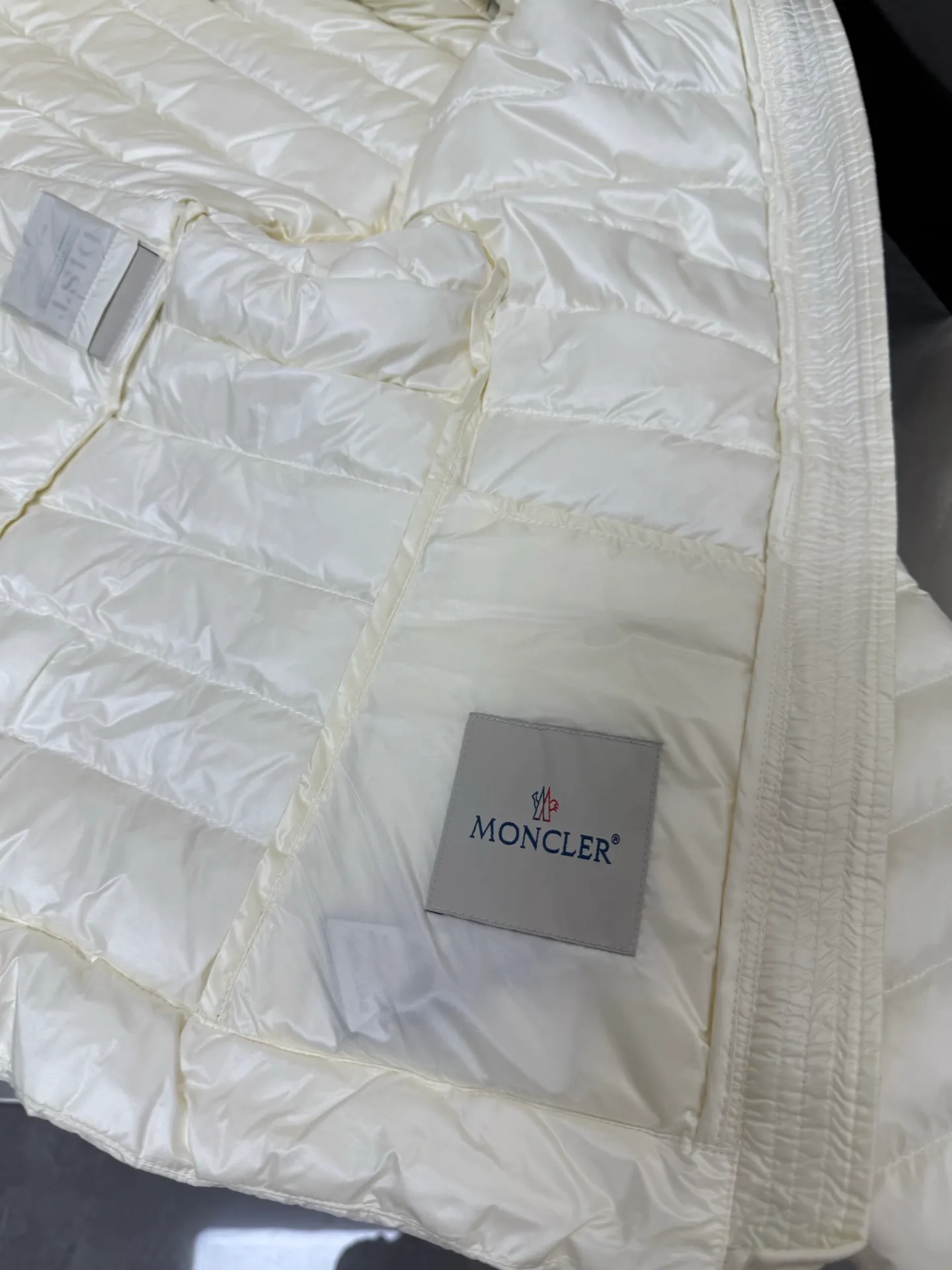 P740 Moncler's new Ige, mc hooded short women's winter coat. The leg down is made of longue saison fabric, suitable for mild weather. This nylon fabric is warm without being bulky. Short design with a classic hooded silhouette and a cinched waist for a smooth, feminine look. Color: Black White Size: 1234
