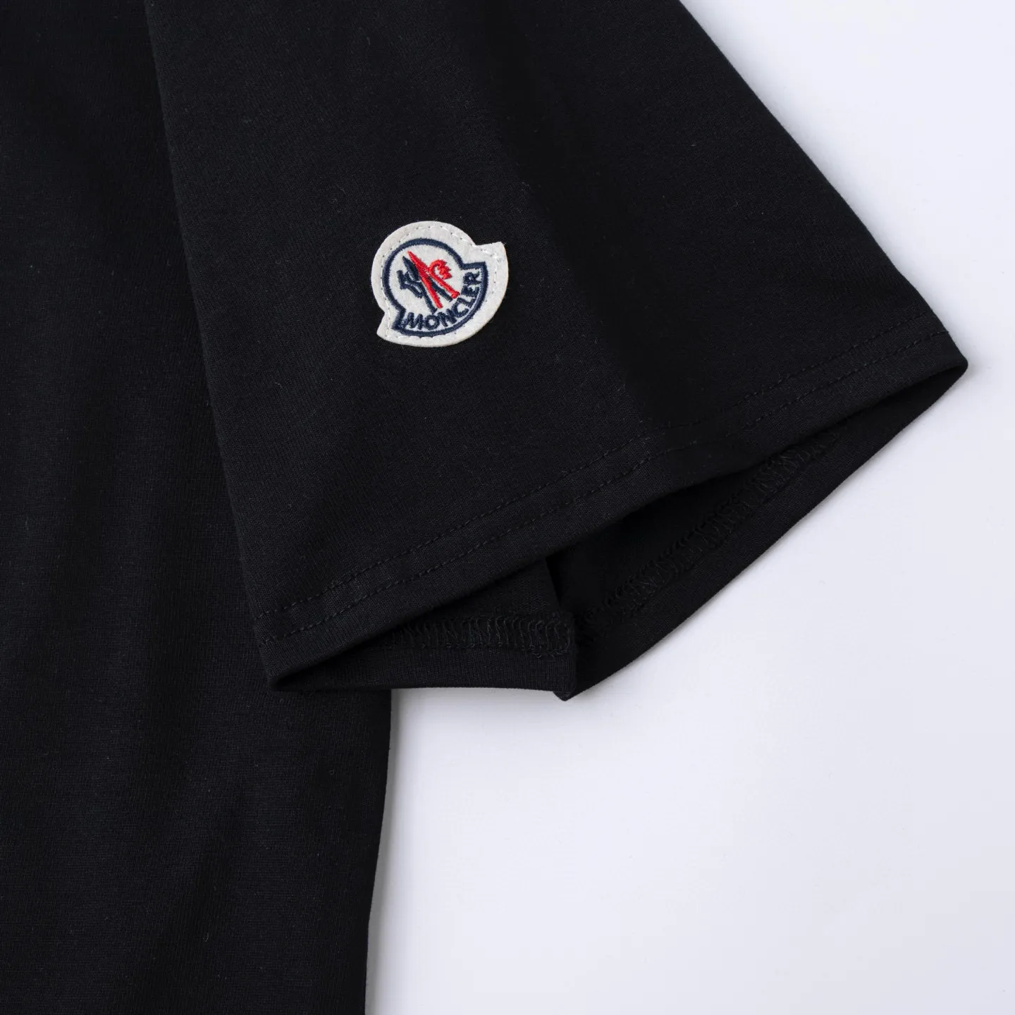 P134 Style No.: 816 〈MONCLER〉The price of the MONCLER is actually quite advantageous. Those who have been to the counters should know that the price of the MONCLER is not much cheaper than Gucci Burberry. It is just relatively low-key and unwilling to hype. It is a picture that you want to buy or not. It has an arrogant existence... Exclusively customized 270g 32-count double-yarn smooth cotton. The texture is very soft and comfortable. 100% different from the top fabrics in the market (does not shrink, deform, or pill). Matched with 320g 1*1 thread (fabric thread is dyed in the same vat, no color difference, thread is not easy to deform) Color: black white light floral gray burgundy code number: S-XL