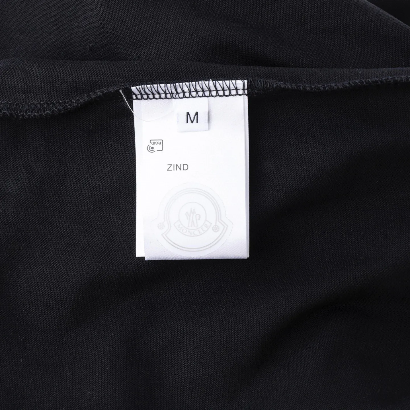 P134 Style No.: 816 〈MONCLER〉The price of the MONCLER is actually quite advantageous. Those who have been to the counters should know that the price of the MONCLER is not much cheaper than Gucci Burberry. It is just relatively low-key and unwilling to hype. It is a picture that you want to buy or not. It has an arrogant existence... Exclusively customized 270g 32-count double-yarn smooth cotton. The texture is very soft and comfortable. 100% different from the top fabrics in the market (does not shrink, deform, or pill). Matched with 320g 1*1 thread (fabric thread is dyed in the same vat, no color difference, thread is not easy to deform) Color: black white light floral gray burgundy code number: S-XL