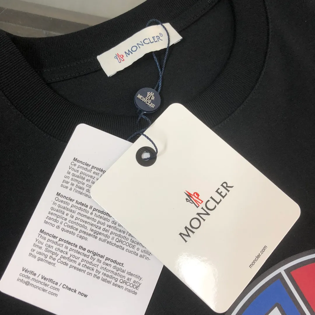 P150 MONCLER 24 The latest short-sleeved T-shirt for couples ~ Top-notch printed logo design ~ The fabric upper body is comfortable and breathable, not stiff, slim cut, made of high-end custom-made pure cotton fabric! The upper body is comfortable and stylish, and it can be worn alone as an inner layer. It is a must-have for fashionistas! ! ! Color: black, white, sapphire blue, gray Size: S M L XL (loose fit! Please state your height and weight when placing an order)