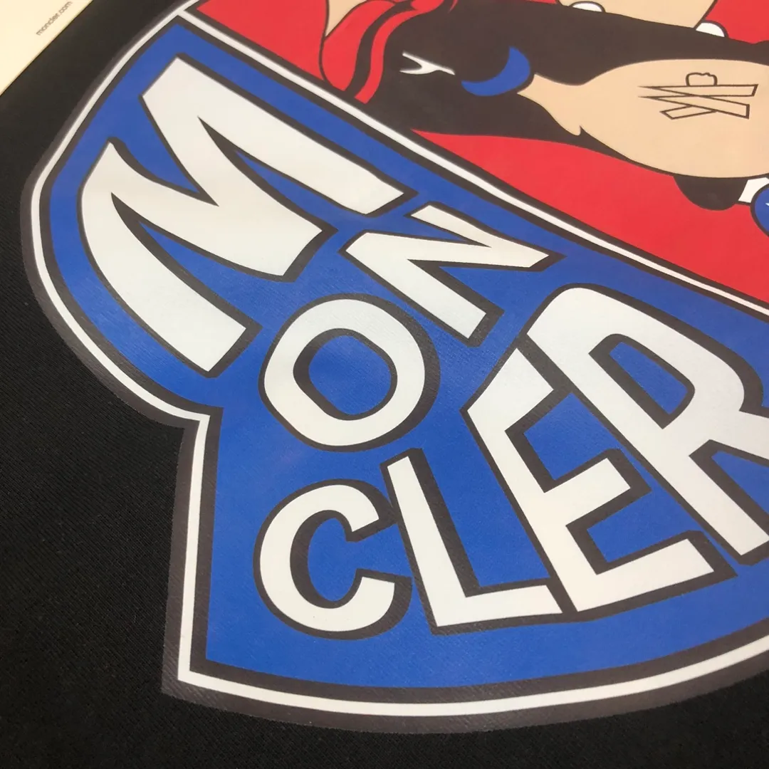 P150 MONCLER 24 The latest short-sleeved T-shirt for couples ~ Top-notch printed logo design ~ The fabric upper body is comfortable and breathable, not stiff, slim cut, made of high-end custom-made pure cotton fabric! The upper body is comfortable and stylish, and it can be worn alone as an inner layer. It is a must-have for fashionistas! ! ! Color: black, white, sapphire blue, gray Size: S M L XL (loose fit! Please state your height and weight when placing an order)