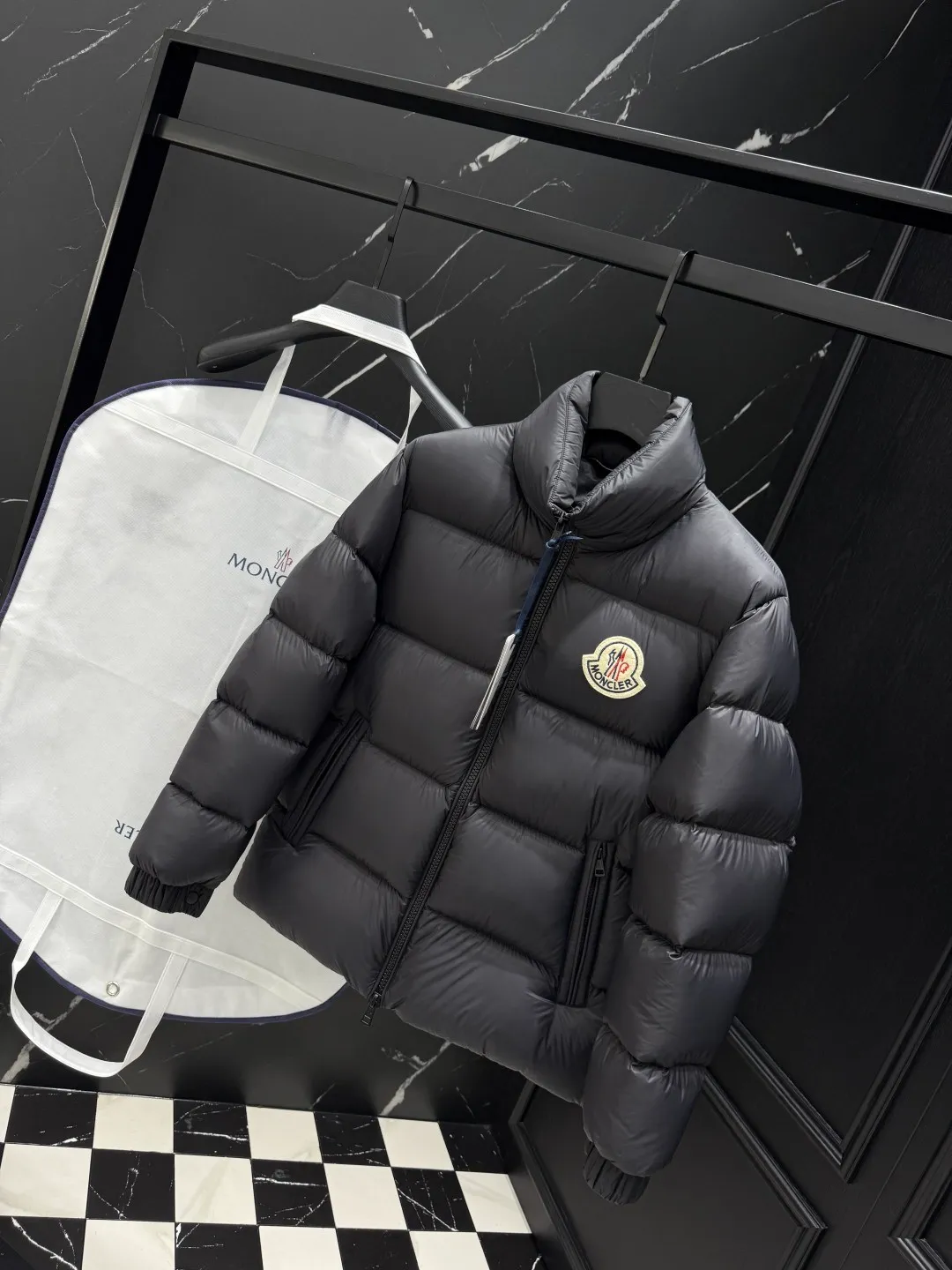P840 top version Moncler Citala🌟 Short men's down jacket. Looking at it, there is no other version on the market that can beat it. 130w + one ton of special European gooseneck filling. 850+ fill power, I am twice as thick as the market version, but twice as light. Citala men's short down jacket is made of pop-colored light fabric, highlighting the vitality of the series. Made from lightweight nylon with a longue saison lining, the Citala down jacket is comfortable and warm without being bulky. This cropped down jacket has a comfortable fit, a signature turtleneck and a quilted, checkered silhouette. Details size: 12345