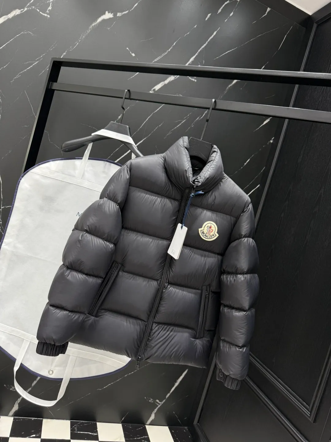 P840 top version Moncler Citala🌟 Short men's down jacket. Looking at it, there is no other version on the market that can beat it. 130w + one ton of special European gooseneck filling. 850+ fill power, I am twice as thick as the market version, but twice as light. Citala men's short down jacket is made of pop-colored light fabric, highlighting the vitality of the series. Made from lightweight nylon with a longue saison lining, the Citala down jacket is comfortable and warm without being bulky. This cropped down jacket has a comfortable fit, a signature turtleneck and a quilted, checkered silhouette. Details size: 12345
