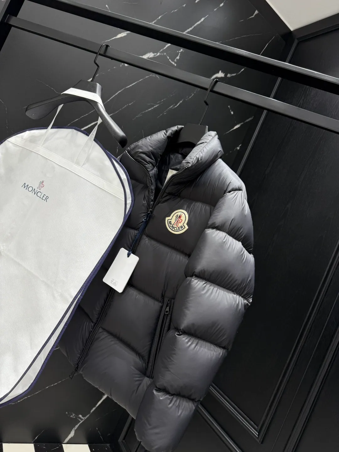 P840 top version Moncler Citala🌟 Short men's down jacket. Looking at it, there is no other version on the market that can beat it. 130w + one ton of special European gooseneck filling. 850+ fill power, I am twice as thick as the market version, but twice as light. Citala men's short down jacket is made of pop-colored light fabric, highlighting the vitality of the series. Made from lightweight nylon with a longue saison lining, the Citala down jacket is comfortable and warm without being bulky. This cropped down jacket has a comfortable fit, a signature turtleneck and a quilted, checkered silhouette. Details size: 12345