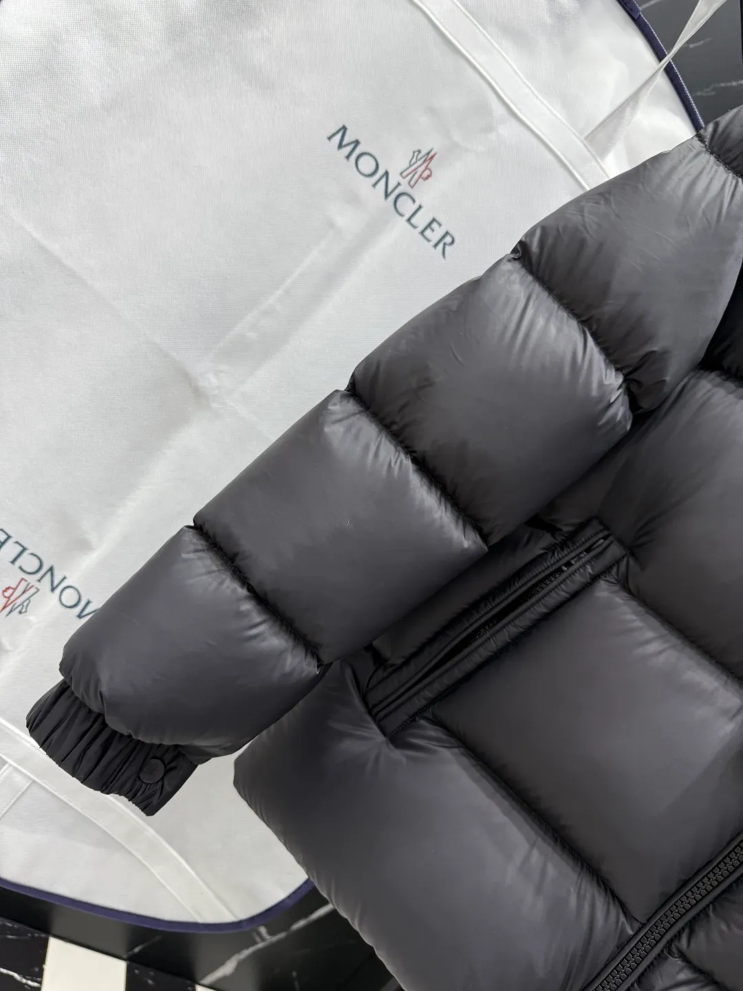 P840 top version Moncler Citala🌟 Short men's down jacket. Looking at it, there is no other version on the market that can beat it. 130w + one ton of special European gooseneck filling. 850+ fill power, I am twice as thick as the market version, but twice as light. Citala men's short down jacket is made of pop-colored light fabric, highlighting the vitality of the series. Made from lightweight nylon with a longue saison lining, the Citala down jacket is comfortable and warm without being bulky. This cropped down jacket has a comfortable fit, a signature turtleneck and a quilted, checkered silhouette. Details size: 12345