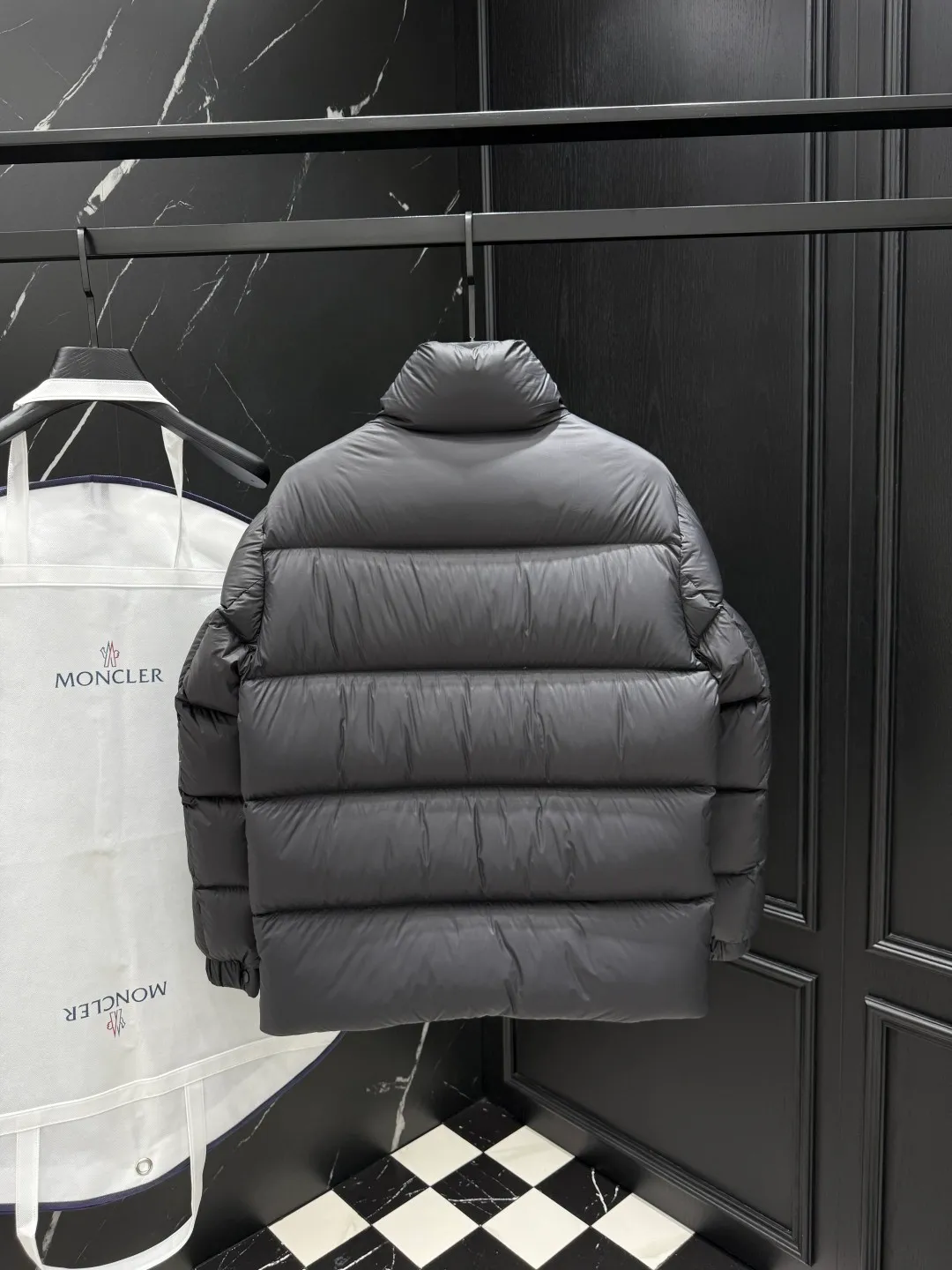 P840 top version Moncler Citala🌟 Short men's down jacket. Looking at it, there is no other version on the market that can beat it. 130w + one ton of special European gooseneck filling. 850+ fill power, I am twice as thick as the market version, but twice as light. Citala men's short down jacket is made of pop-colored light fabric, highlighting the vitality of the series. Made from lightweight nylon with a longue saison lining, the Citala down jacket is comfortable and warm without being bulky. This cropped down jacket has a comfortable fit, a signature turtleneck and a quilted, checkered silhouette. Details size: 12345