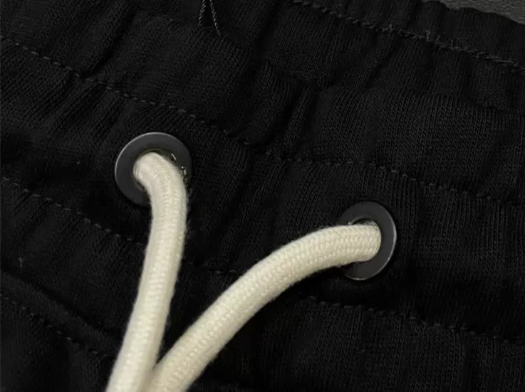P230 Moncler SS spring and summer show style Slim-fitting lines with exquisite logo and simple logo shorts Domestic factory export Supply top brand fabrics 360g weight Compatible with all body shapes Black and white drawstring design on the waist elastic band Customized drawstring pockets with diagonal pocket design on both sides There is also a small pocket on the back Color: black gray Size S-XL