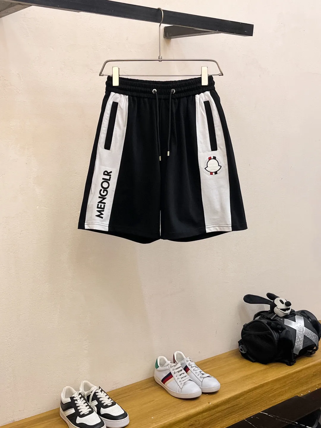 P560 Brand [MONCLER Mouth Covered] 2025 round neck short-sleeved shorts suit. The pure cotton fabric upper body will not be stuffy, the smooth and comfortable skin-friendly effect is more breathable, the fabric has its own texture, classic logo technology, a new interpretation from a unique angle, the first choice for fashion and versatility! Size: M-3XL (maximum wear: 190 pounds)