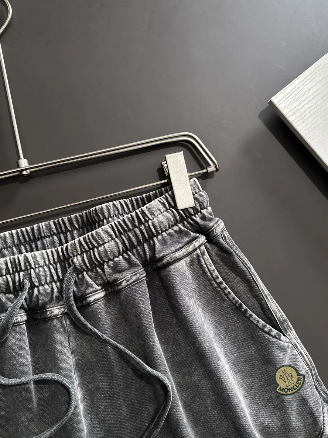 Next day delivery P300 High-quality Moncler/Mongolian 2025 spring and summer new high-definition elastic band casual solid color loose shorts, made with machines imported from Italy. The hem of the pants is hemmed with two needles. The stitching is fine and firm. The fabric is customized at the counter and is highly breathable and comfortable. The details are impeccable. The brand element design concept reflects high quality. It feels delicate and soft! It presents a casual cut and the upper body shape is great! Size: S-XXL