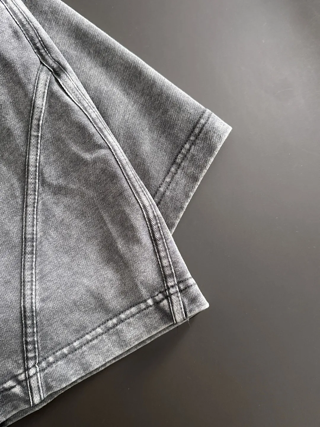 Next day delivery P300 High-quality Moncler/Mongolian 2025 spring and summer new high-definition elastic band casual solid color loose shorts, made with machines imported from Italy. The hem of the pants is hemmed with two needles. The stitching is fine and firm. The fabric is customized at the counter and is highly breathable and comfortable. The details are impeccable. The brand element design concept reflects high quality. It feels delicate and soft! It presents a casual cut and the upper body shape is great! Size: S-XXL